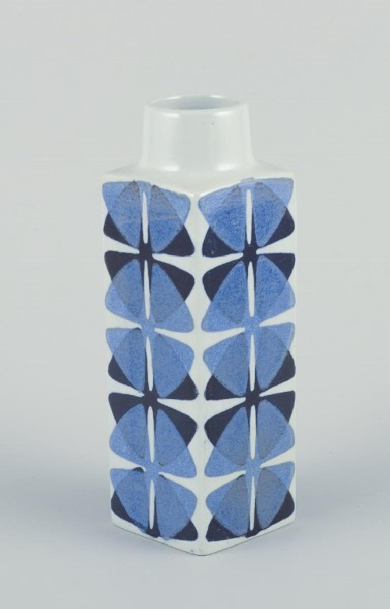 Smaltato Ellen Malmer per Royal Copenhagen. Vaso Baca con decorazione blu. in vendita