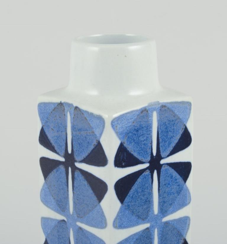 Fine XX secolo Ellen Malmer per Royal Copenhagen. Vaso Baca con decorazione blu. in vendita