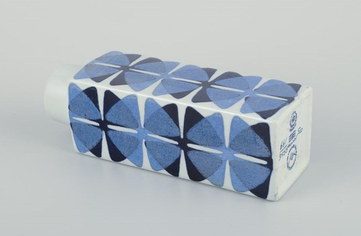 Ceramica Ellen Malmer per Royal Copenhagen. Vaso Baca con decorazione blu. in vendita