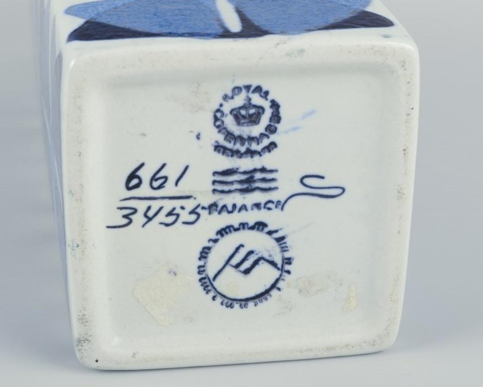 Ellen Malmer per Royal Copenhagen. Vaso Baca con decorazione blu. in vendita 1