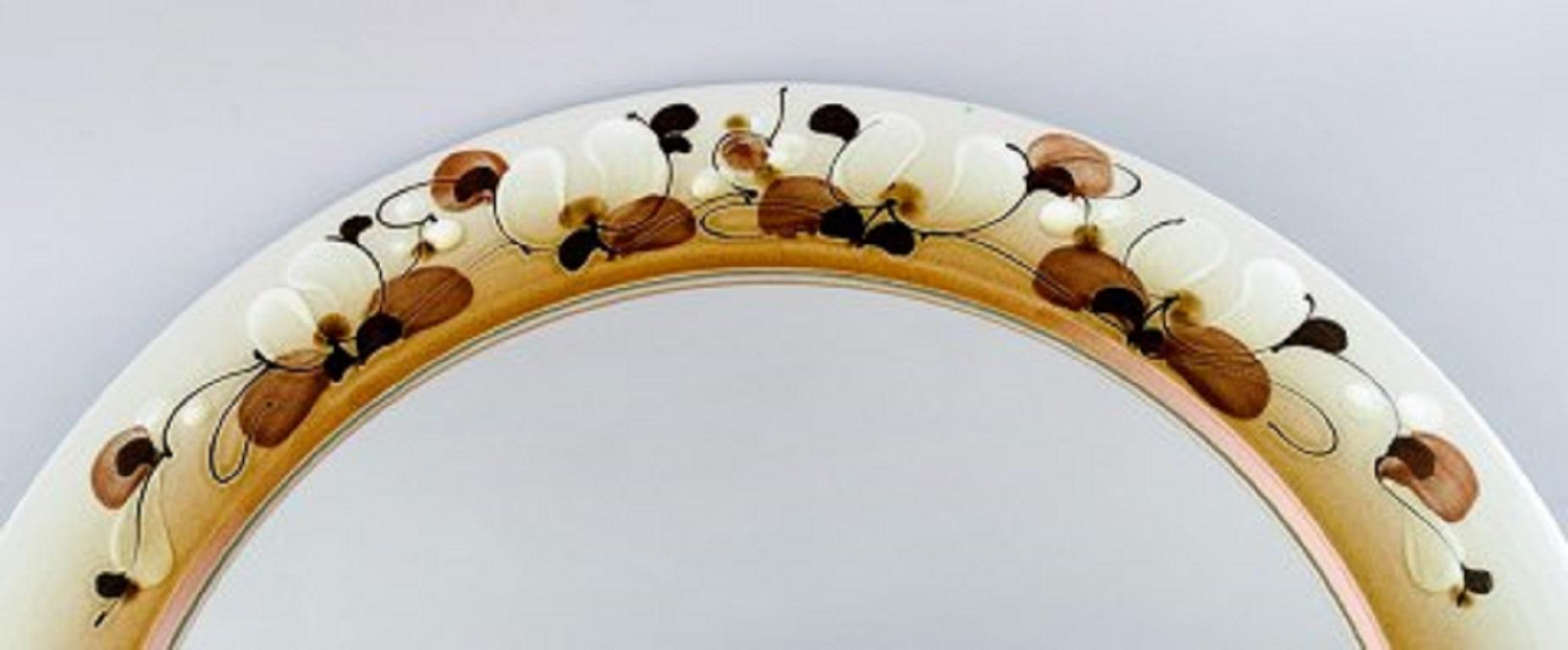 Ellen Malmer pour Royal Copenhagen. Grand miroir rond en faïence émaillée décoré de fleurs sur le cadre. Daté de 1965.
Estampillé.
En très bon état.
Le miroir mesure : 33 cm.
Le cadre mesure : 6 cm.