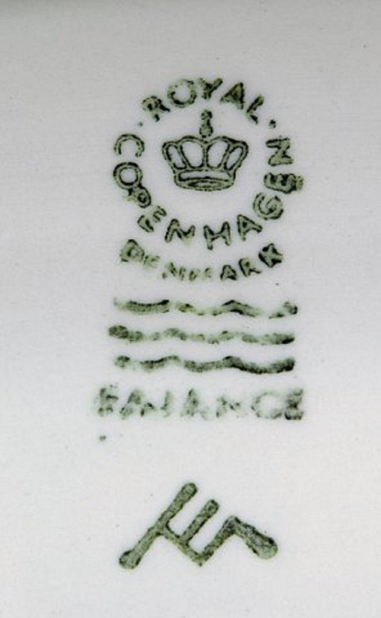 Milieu du XXe siècle Ellen Malmer pour Royal Copenhagen:: grand miroir rond en faïence émaillée en vente