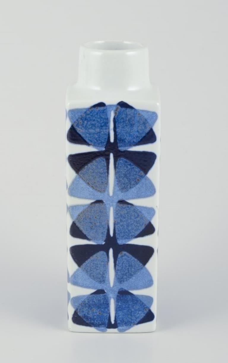 Ellen Malmer per Royal Copenhagen.
Vaso quadrato 