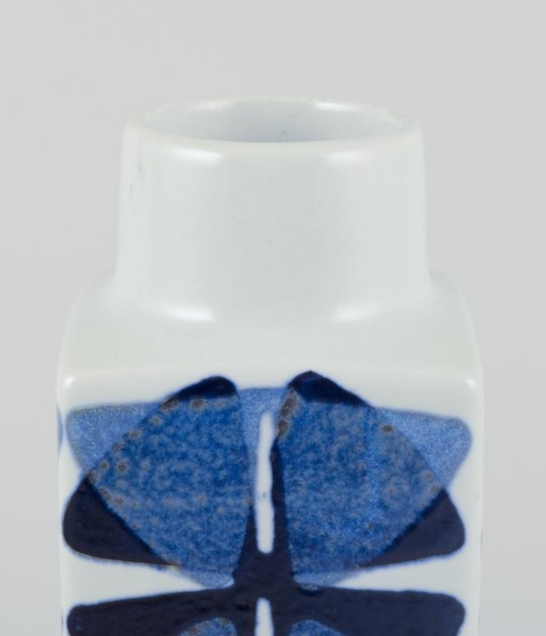 Scandinavo moderno Ellen Malmer per Royal Copenhagen. Vaso quadrato 
