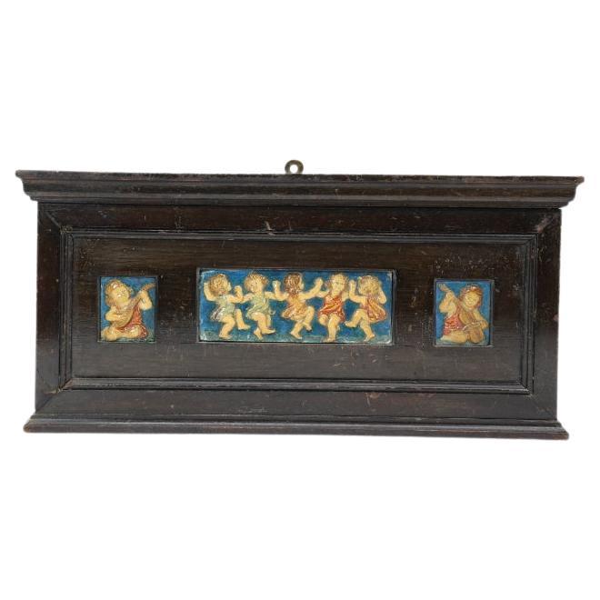 Ellen Mary Rope per Della Robbia. Piccola cornice con tre targhe in gesso in vendita