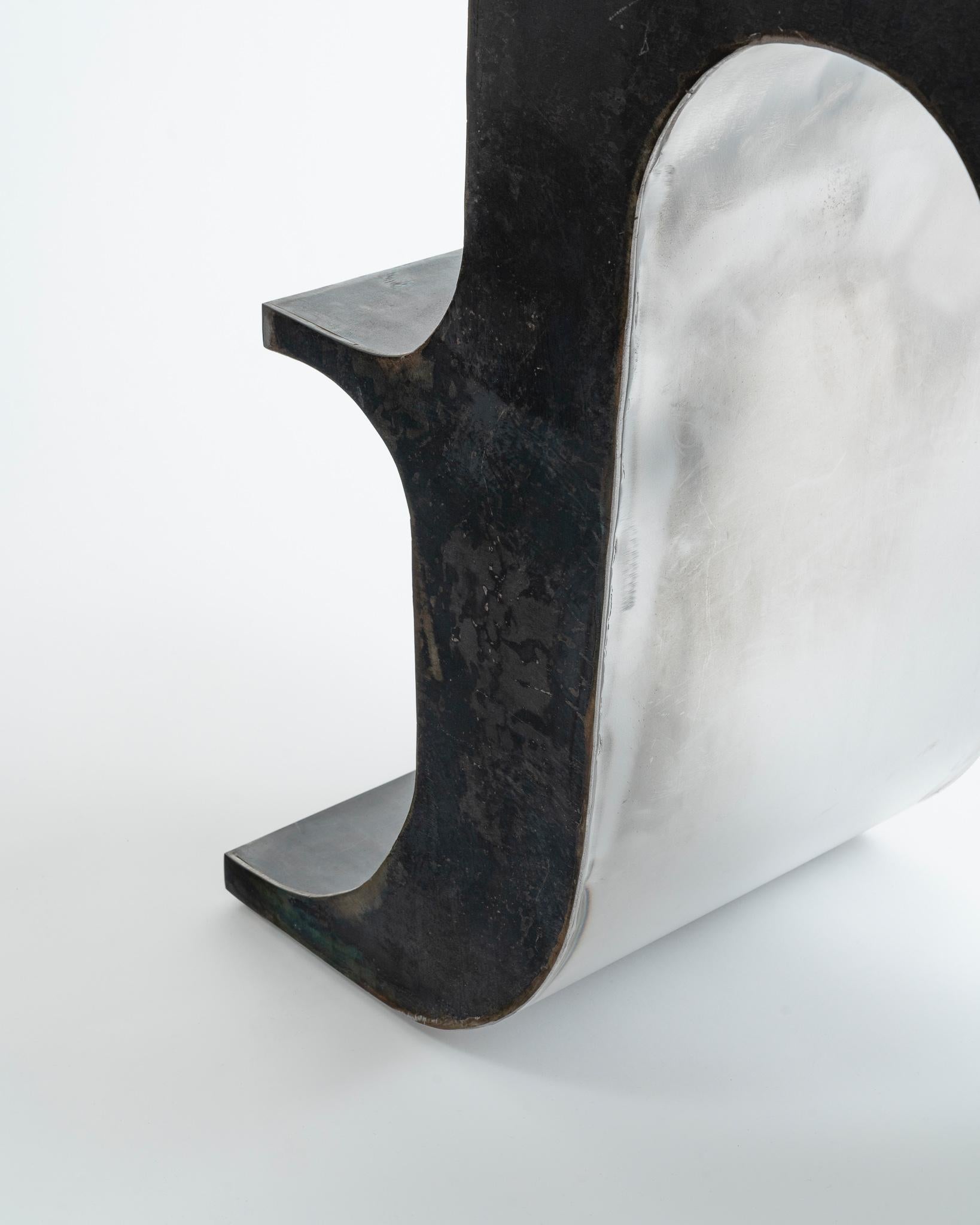 Skulpturaler Konsolentisch oder Schreibtisch aus geschwärztem Stahl und getönter Glasplatte im Angebot 4