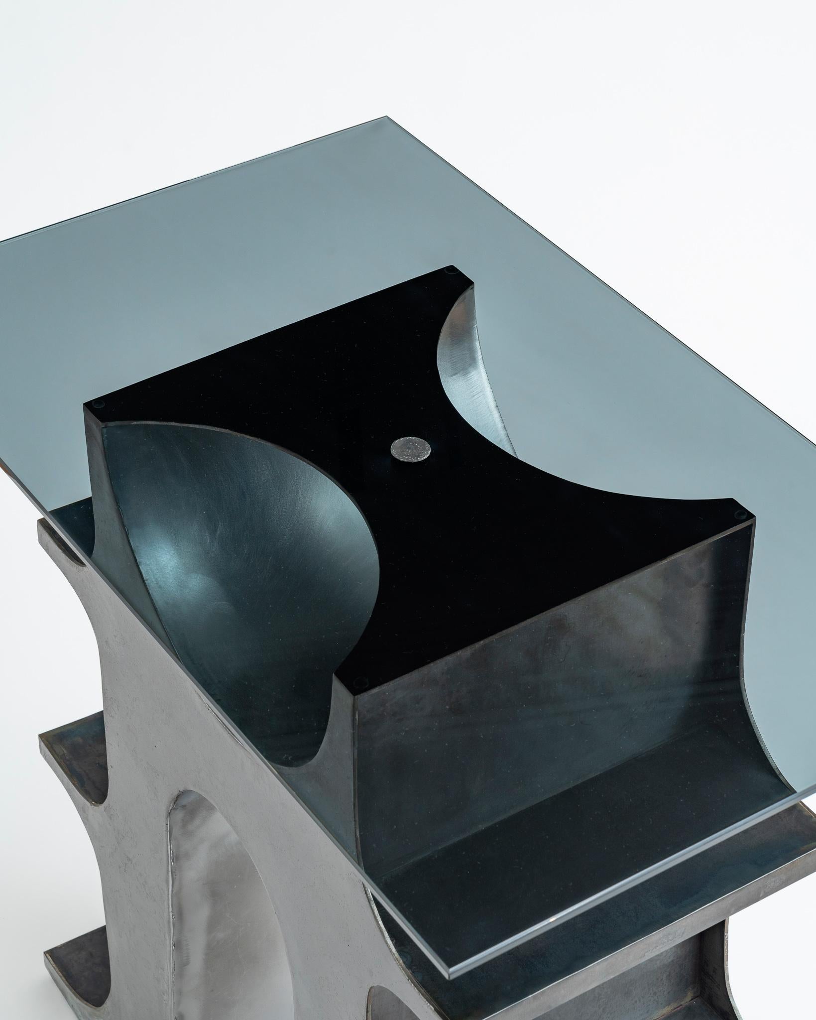 Skulpturaler Konsolentisch oder Schreibtisch aus geschwärztem Stahl und getönter Glasplatte im Angebot 5