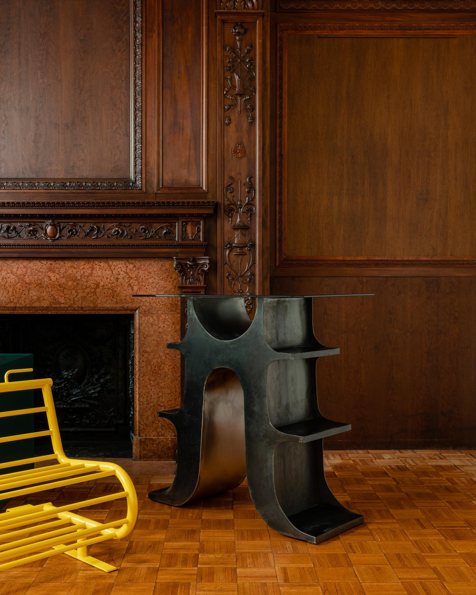 Table console ou bureau sur pied sculptural en acier noirci et verre teinté en vente 6