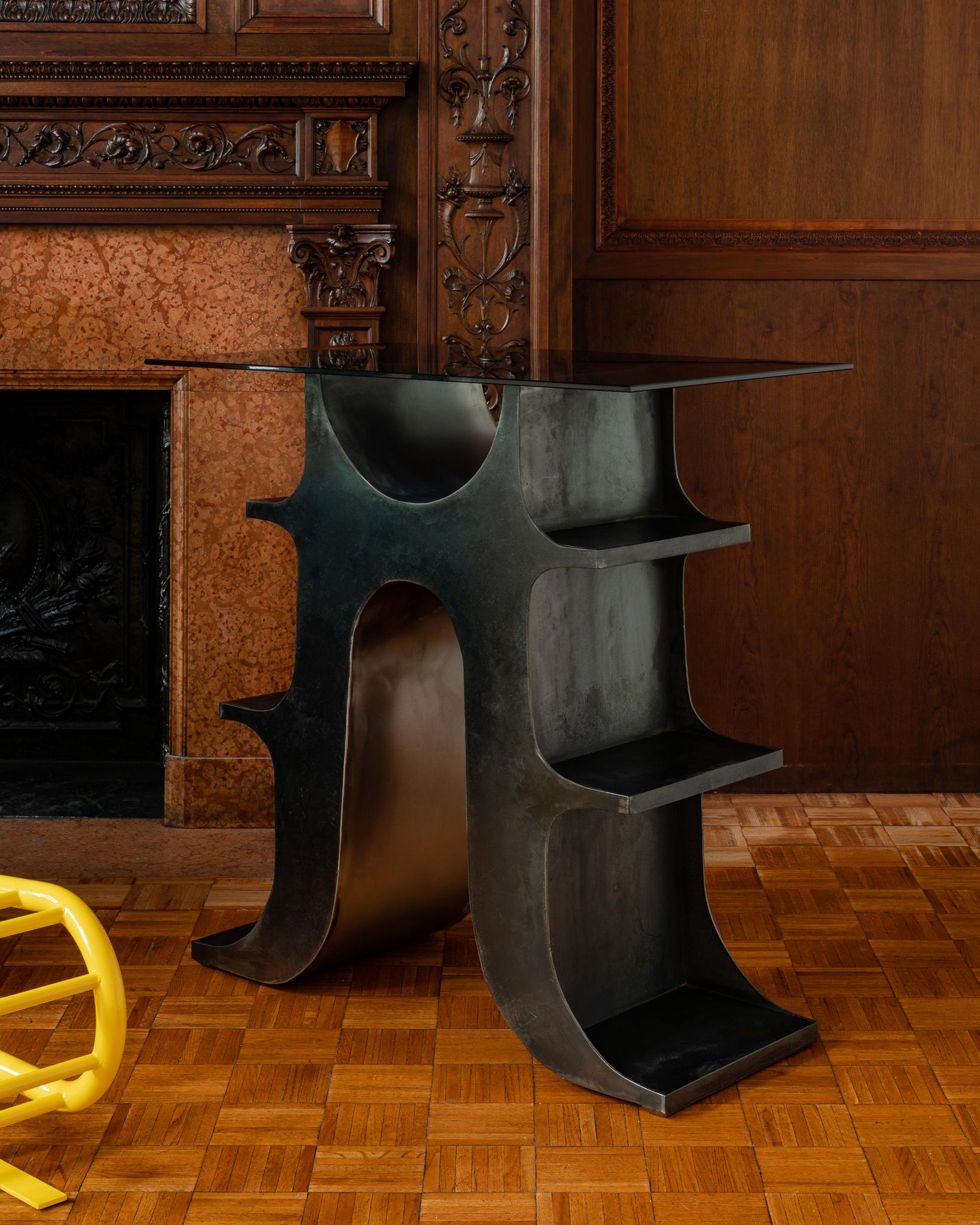 Table console ou bureau sur pied sculptural en acier noirci et verre teinté en vente 7
