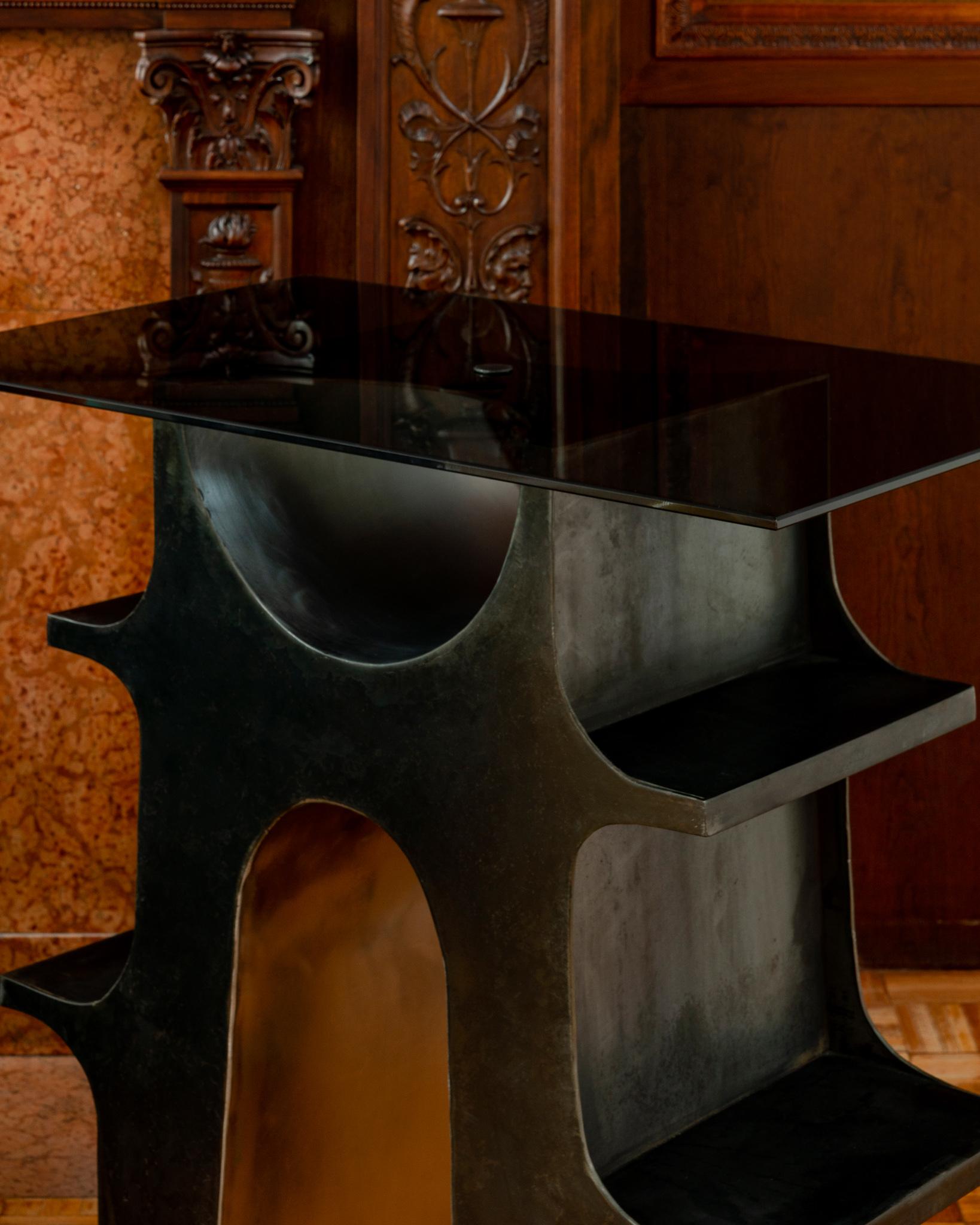 Skulpturaler Konsolentisch oder Schreibtisch aus geschwärztem Stahl und getönter Glasplatte im Angebot 9