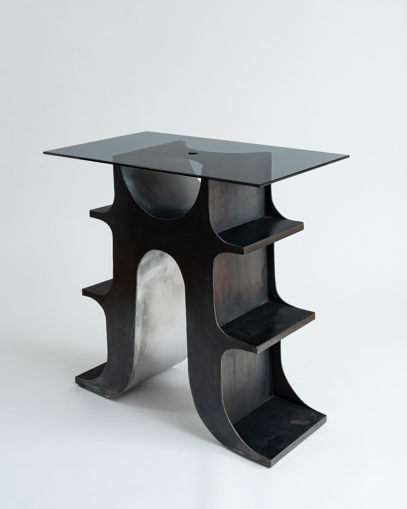 Américain Table console ou bureau sur pied sculptural en acier noirci et verre teinté en vente