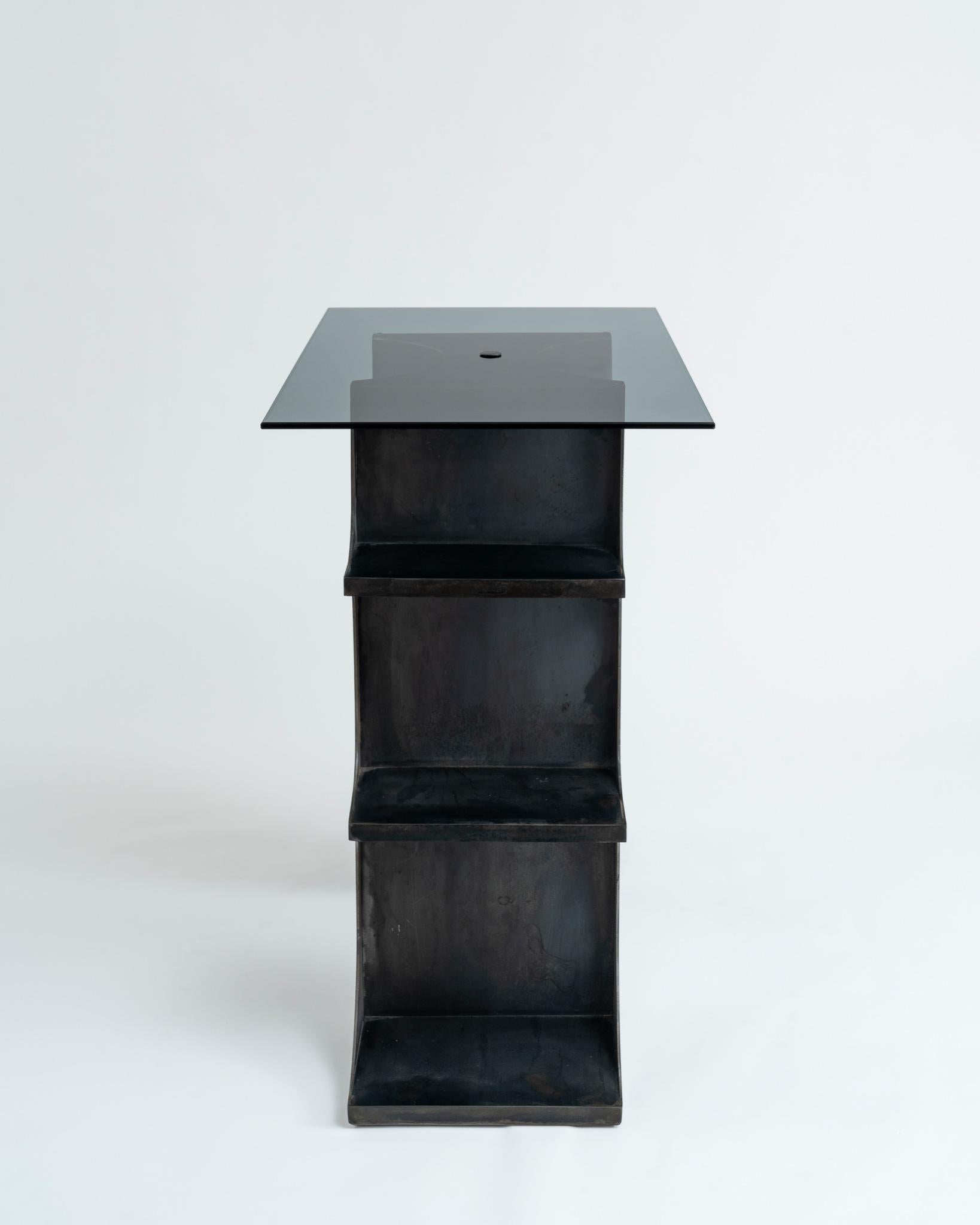 Moulage Table console ou bureau sur pied sculptural en acier noirci et verre teinté en vente