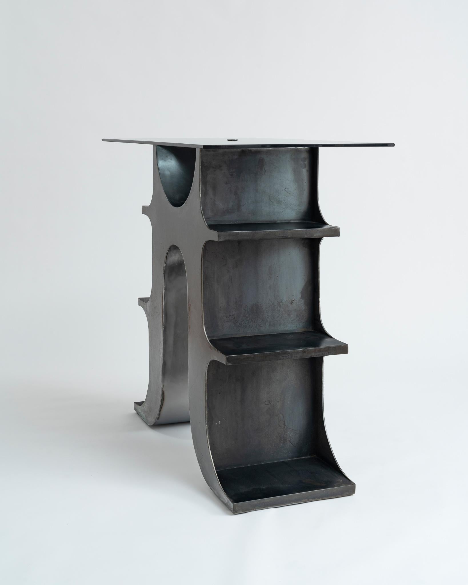 XXIe siècle et contemporain Table console ou bureau sur pied sculptural en acier noirci et verre teinté en vente