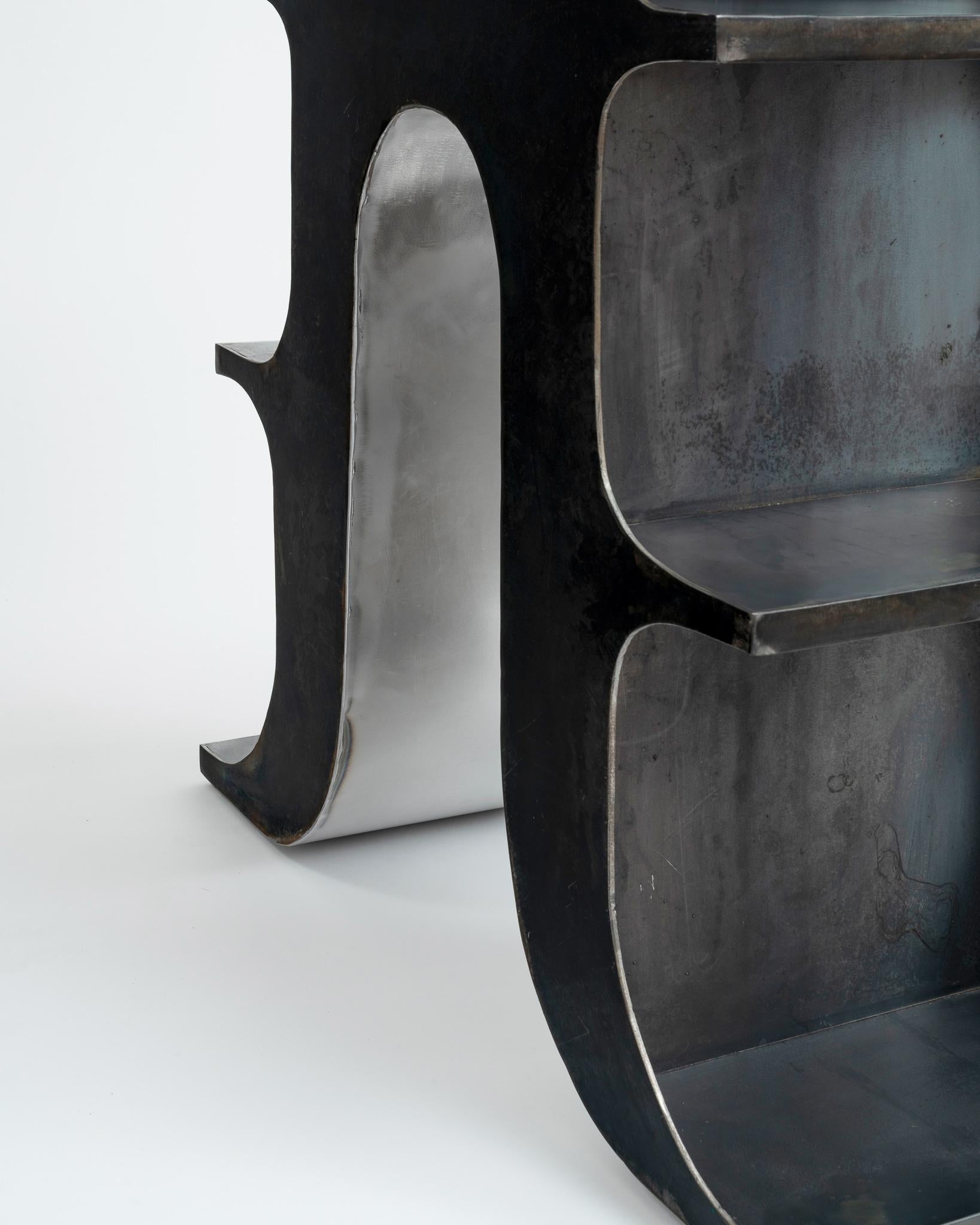 Table console ou bureau sur pied sculptural en acier noirci et verre teinté en vente 1