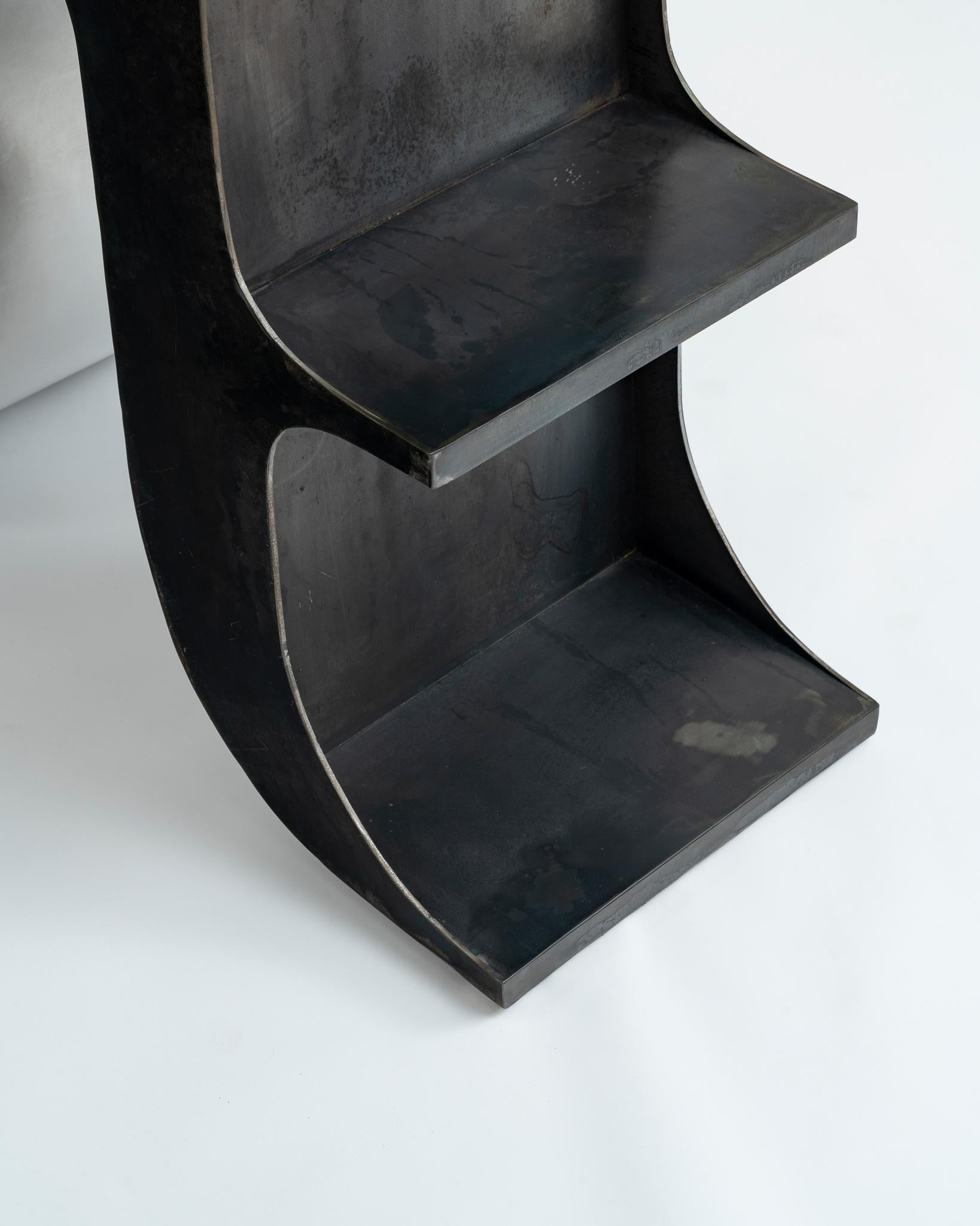 Skulpturaler Konsolentisch oder Schreibtisch aus geschwärztem Stahl und getönter Glasplatte im Angebot 3