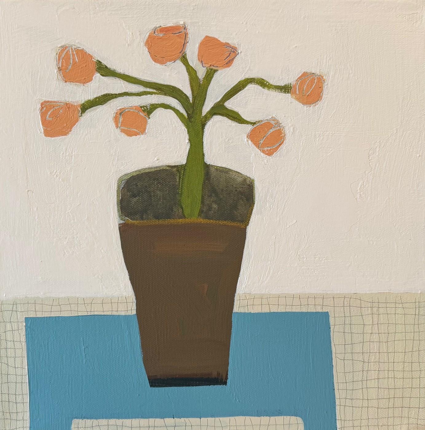 Interior with Clay Pot and Flowers di Ellen Rolli è un dipinto in acrilico di 12 x 12 pollici estremamente espressivo che fonde texture ricche con una raffinata tavolozza di colori. Questo pezzo cattura un senso di calore e di eleganza, con delicati