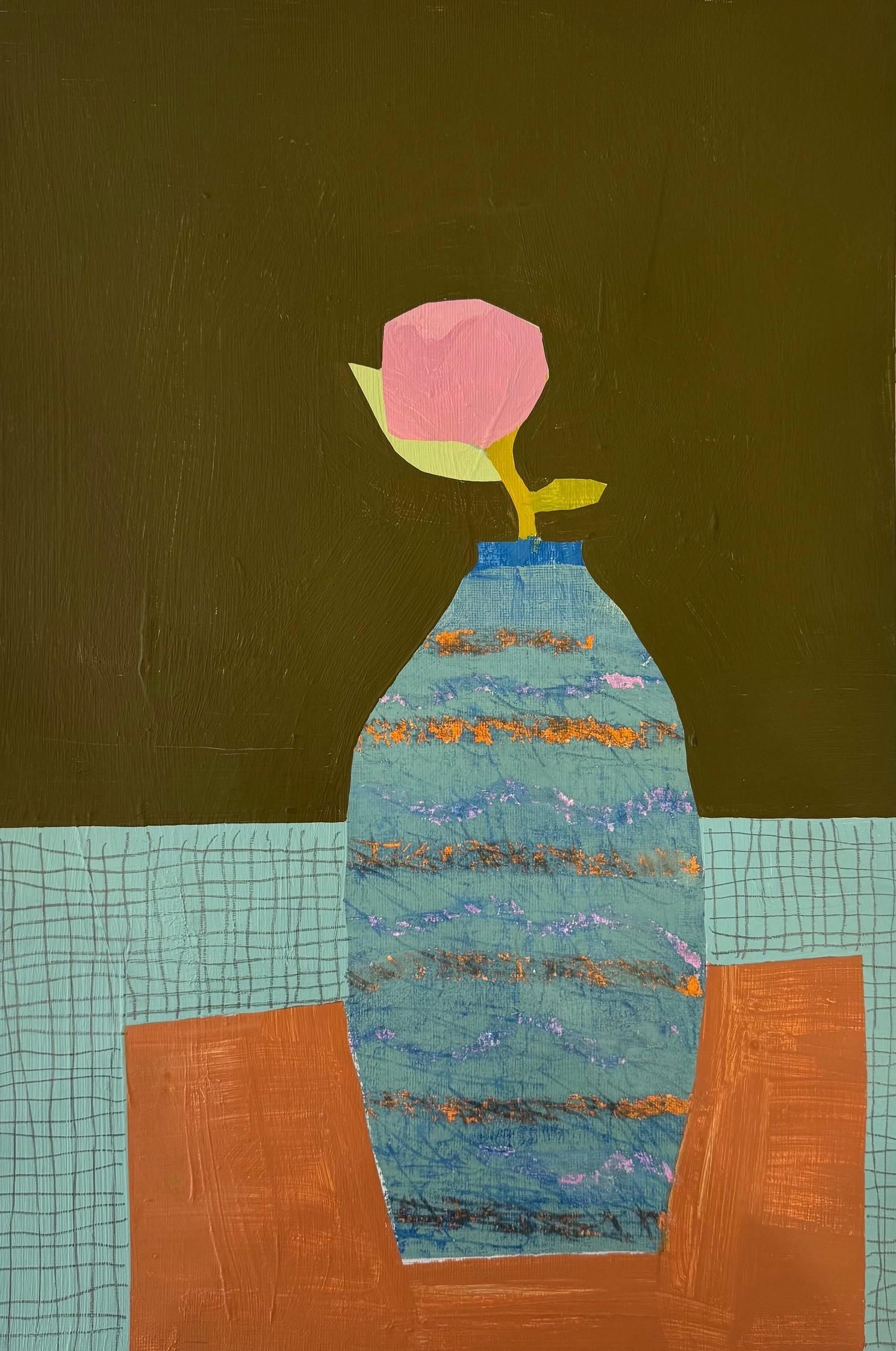 Interior with Pink Rose Against Olive Green" von Ellen Rolli ist eine charmante Stilllebenkomposition, die in Mischtechnik auf Papier umgesetzt wurde. Mit einer Größe von 18 x 12 Zoll zeigt dieses Werk den unverwechselbaren Stil und die