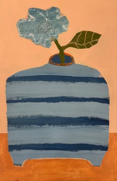 Vase rayé avec tige de fleur bleue par Ellen Rolli, Nature morte contemporaine
