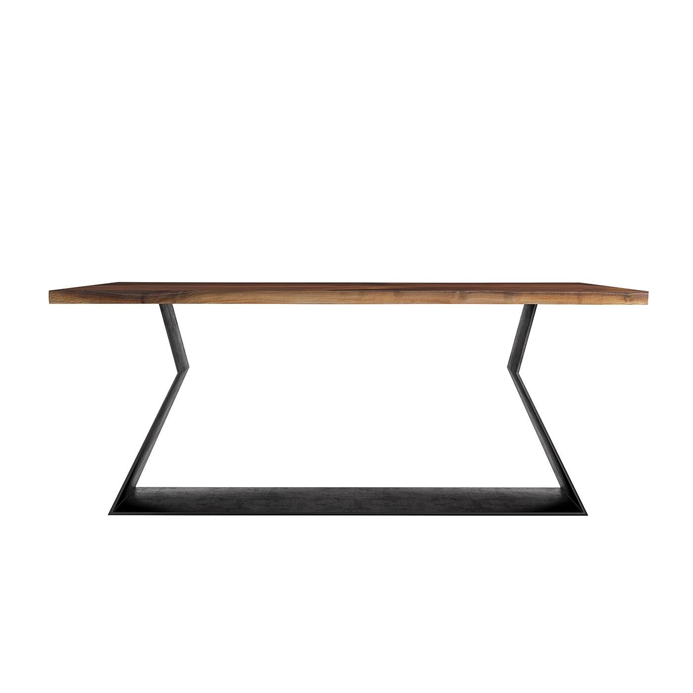 À la fois minimaliste et d'inspiration industrielle, la table Ellen allie la simplicité à des matériaux et des finitions de haute qualité. Elle doit sa solidité structurelle à sa base en métal de 8 mm d'épaisseur, revêtue de poudre noire, travaillée