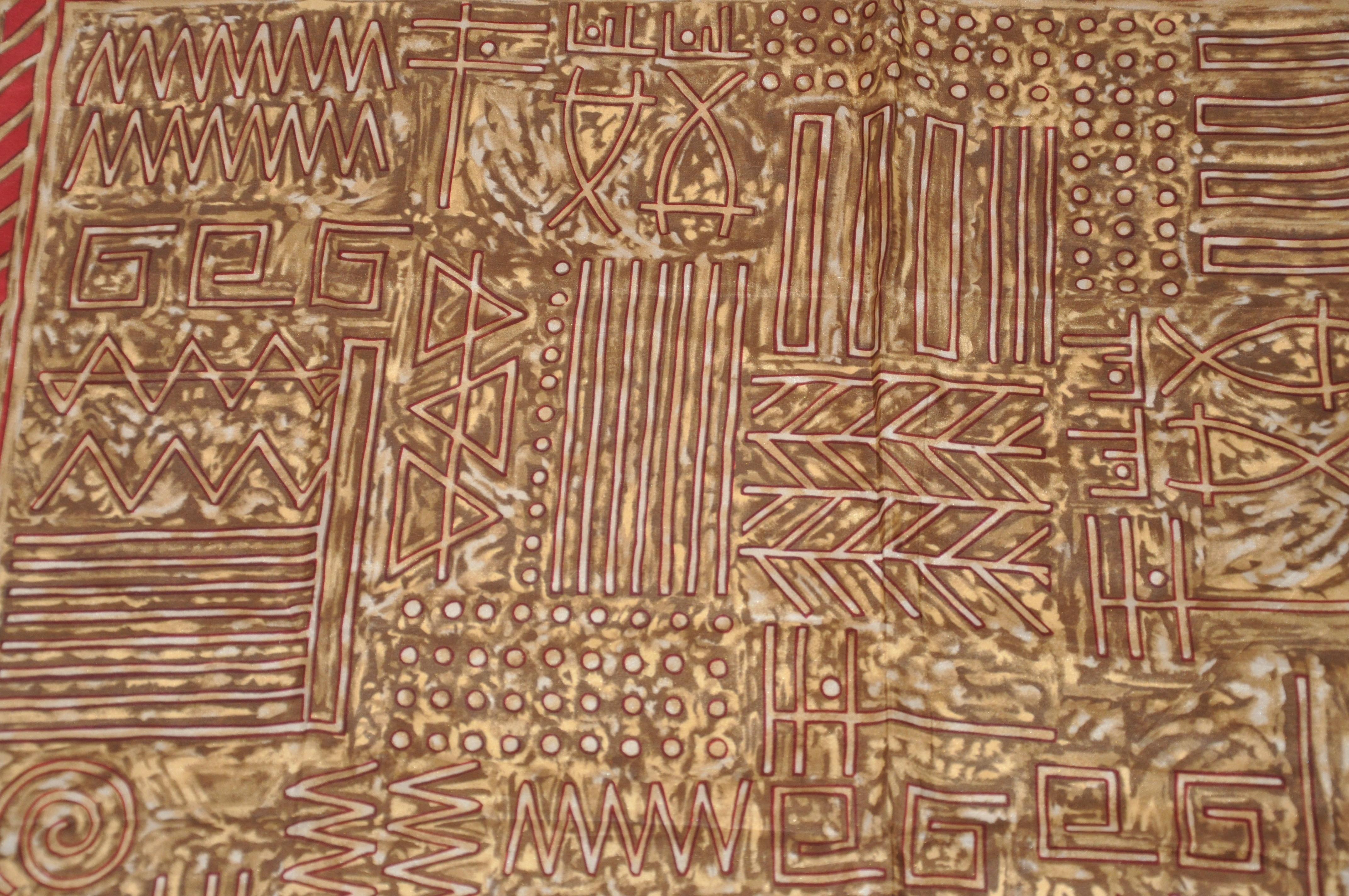 Ellen Tracy - Écharpe en soie « Tribal Spread » avec bordures marron brique Bon état - En vente à New York, NY