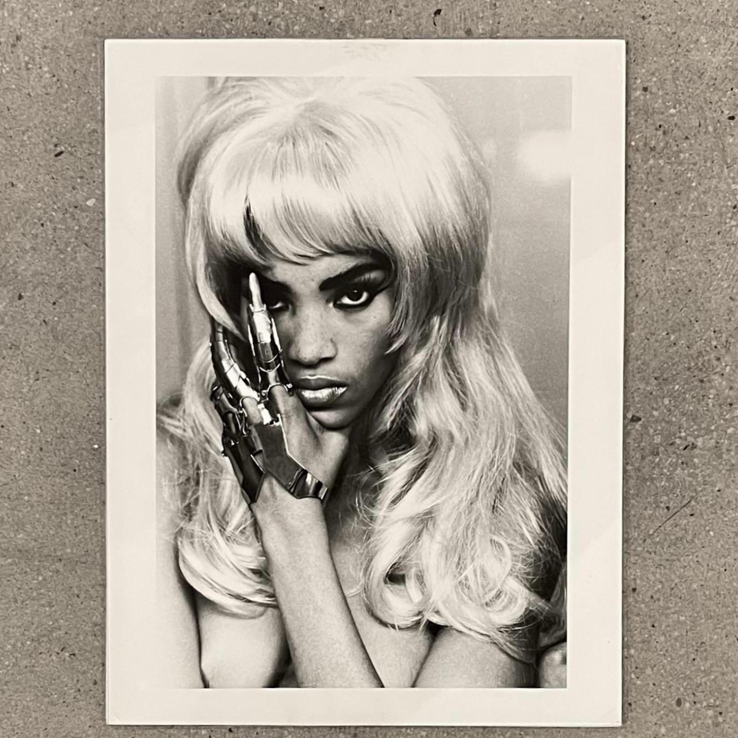 Très rare épreuve de Naomi Campell réalisée par Ellen Von Unswerth pour le numéro 34 du magazine Arena 1992.

Ellen von Unwerth est connue pour ses travaux dans les domaines de la mode, de l'éditorial et de la publicité, dont l'esthétique est