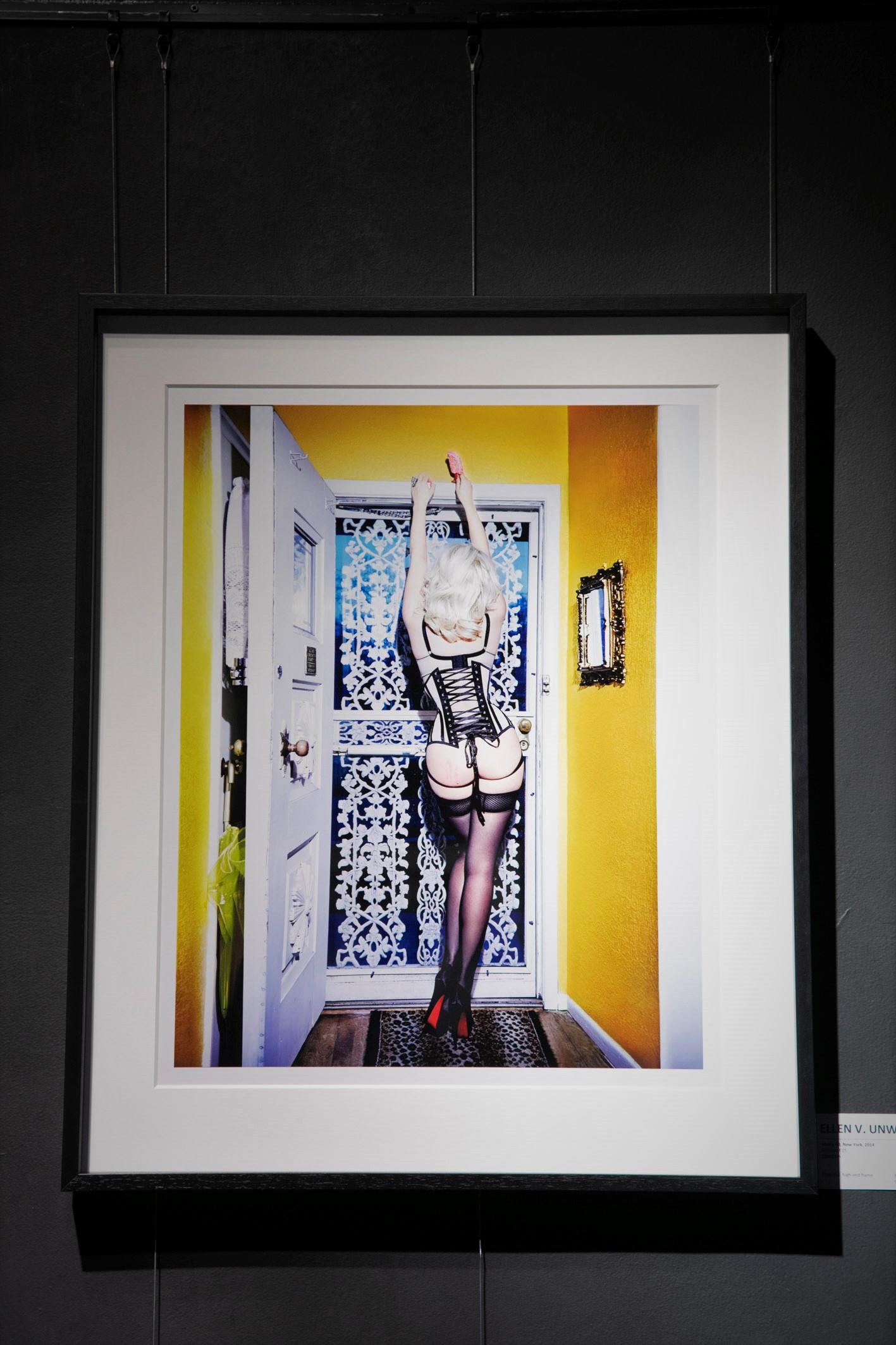 Above 40 - Halbakt mit Korsett und Popsicle, Kunstfotografie, 2014 im Angebot 6