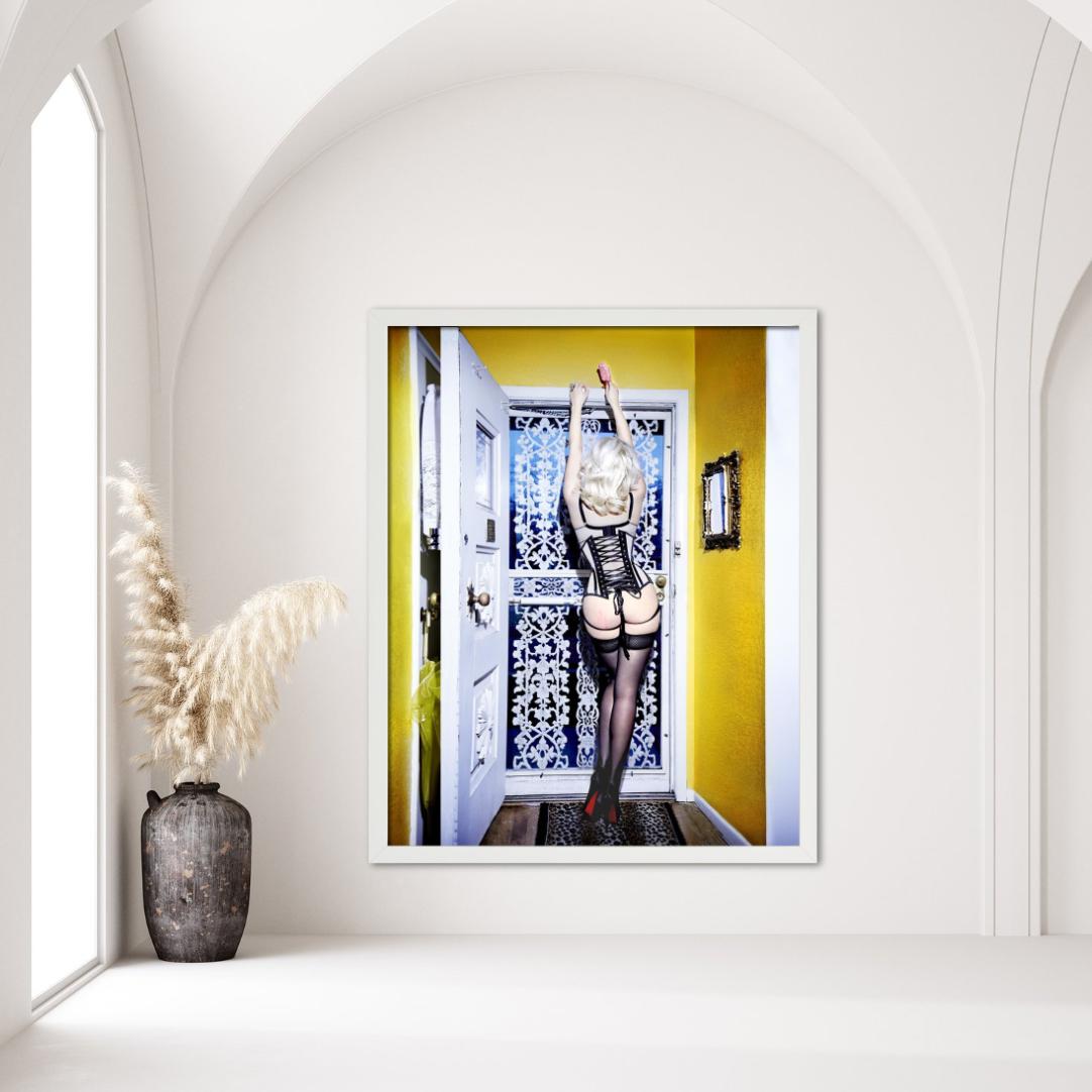 Above 40 - Halbakt mit Korsett und Popsicle, Kunstfotografie, 2014 im Angebot 3