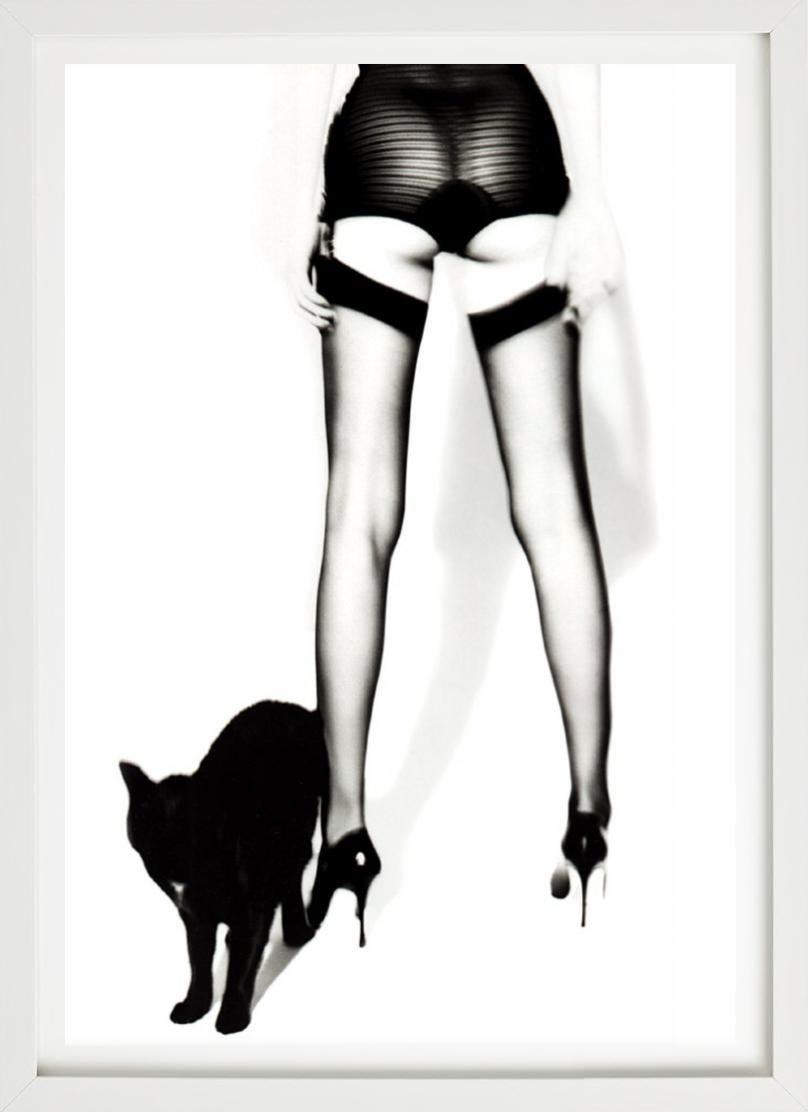 Adriana Lima Wicked IV - in calzamaglia con gatto nero, fotografia artistica. 1999 - Photograph di Ellen von Unwerth