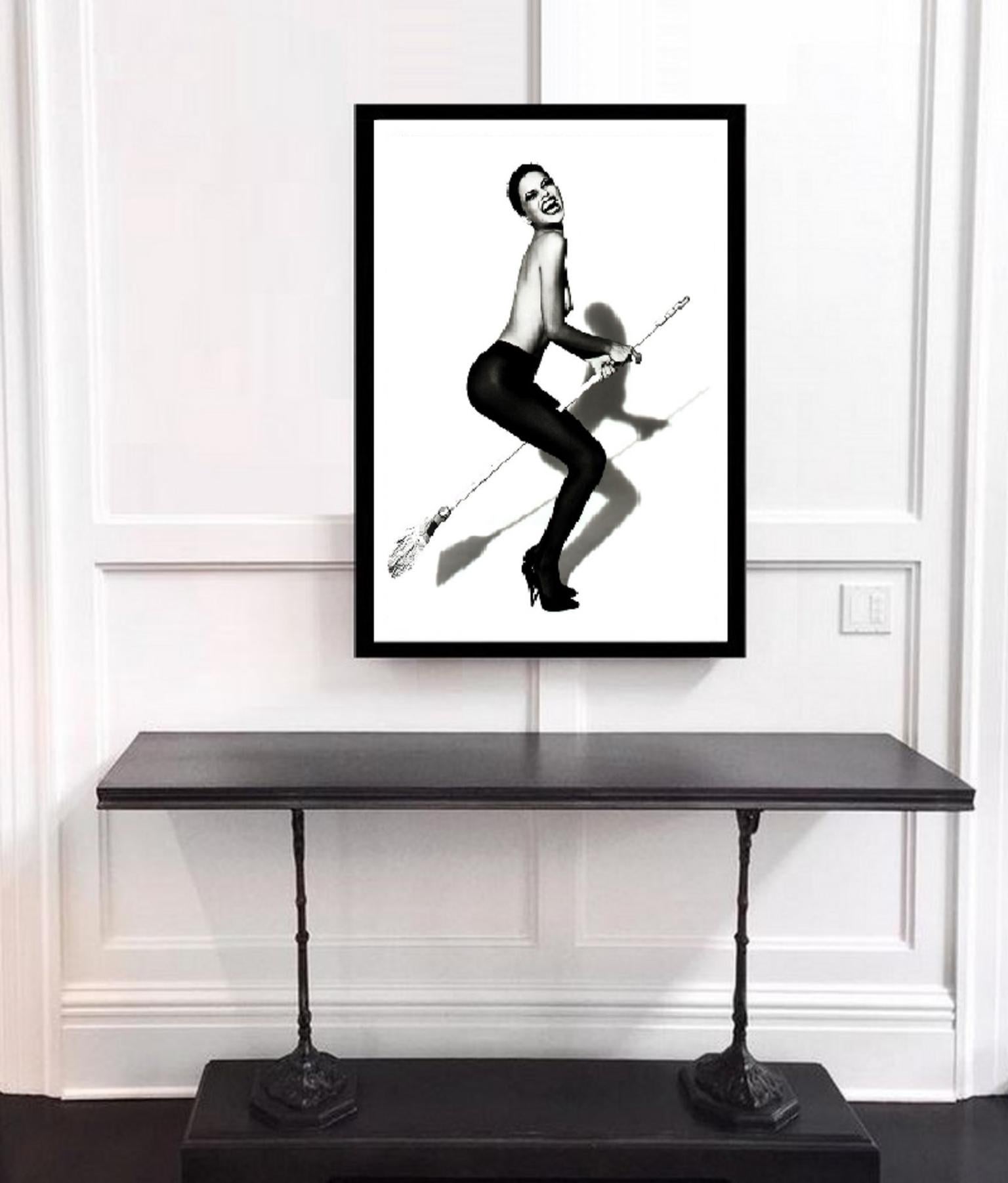 Adriana Lima Wicked  - le mannequin nu sur un balai avec tights - Photograph de Ellen von Unwerth