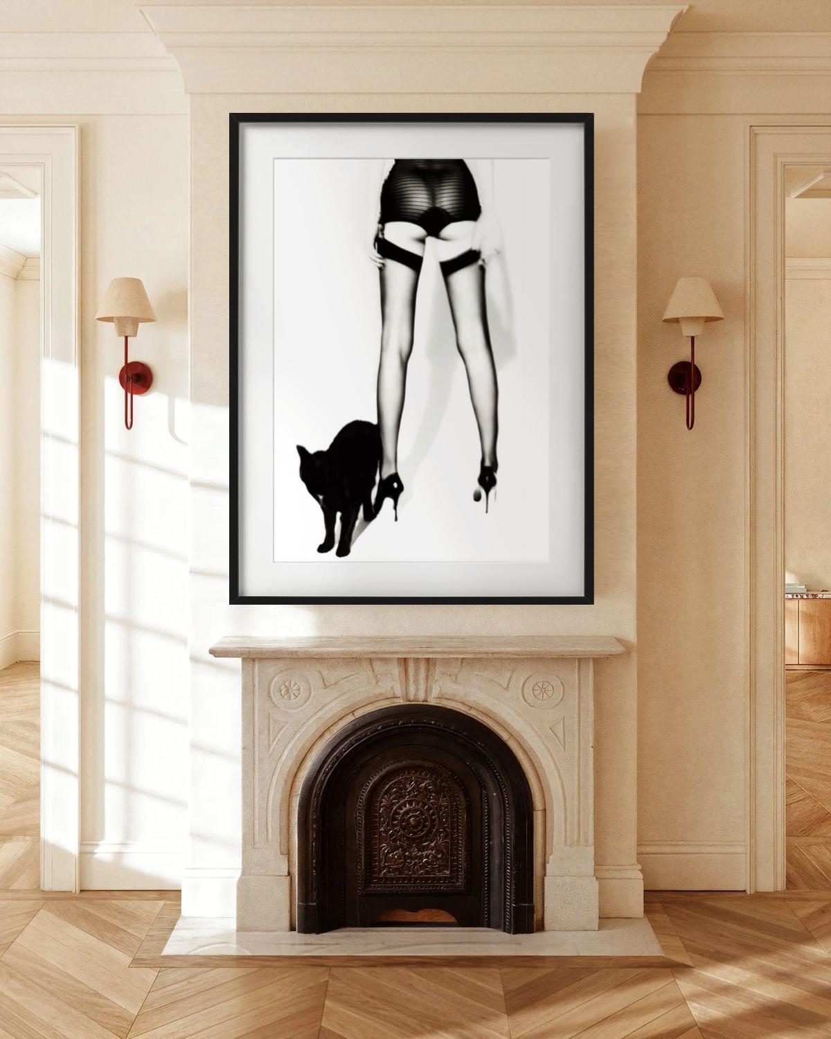 Adriana Lima Wicked IV - en collants avec un chat noir, photographie d'art. 1999 en vente 5