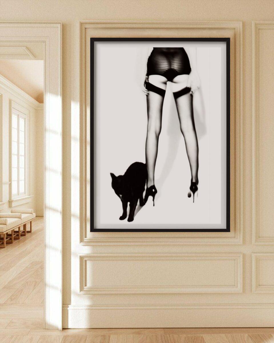 Adriana Lima Wicked IV - en collants avec un chat noir, photographie d'art. 1999 en vente 6