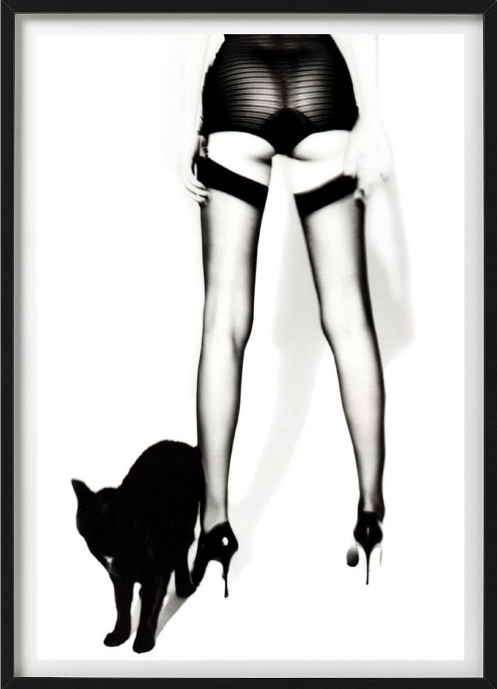 Adriana Lima Wicked IV - en collants avec un chat noir, photographie d'art. 1999 - Contemporain Photograph par Ellen von Unwerth