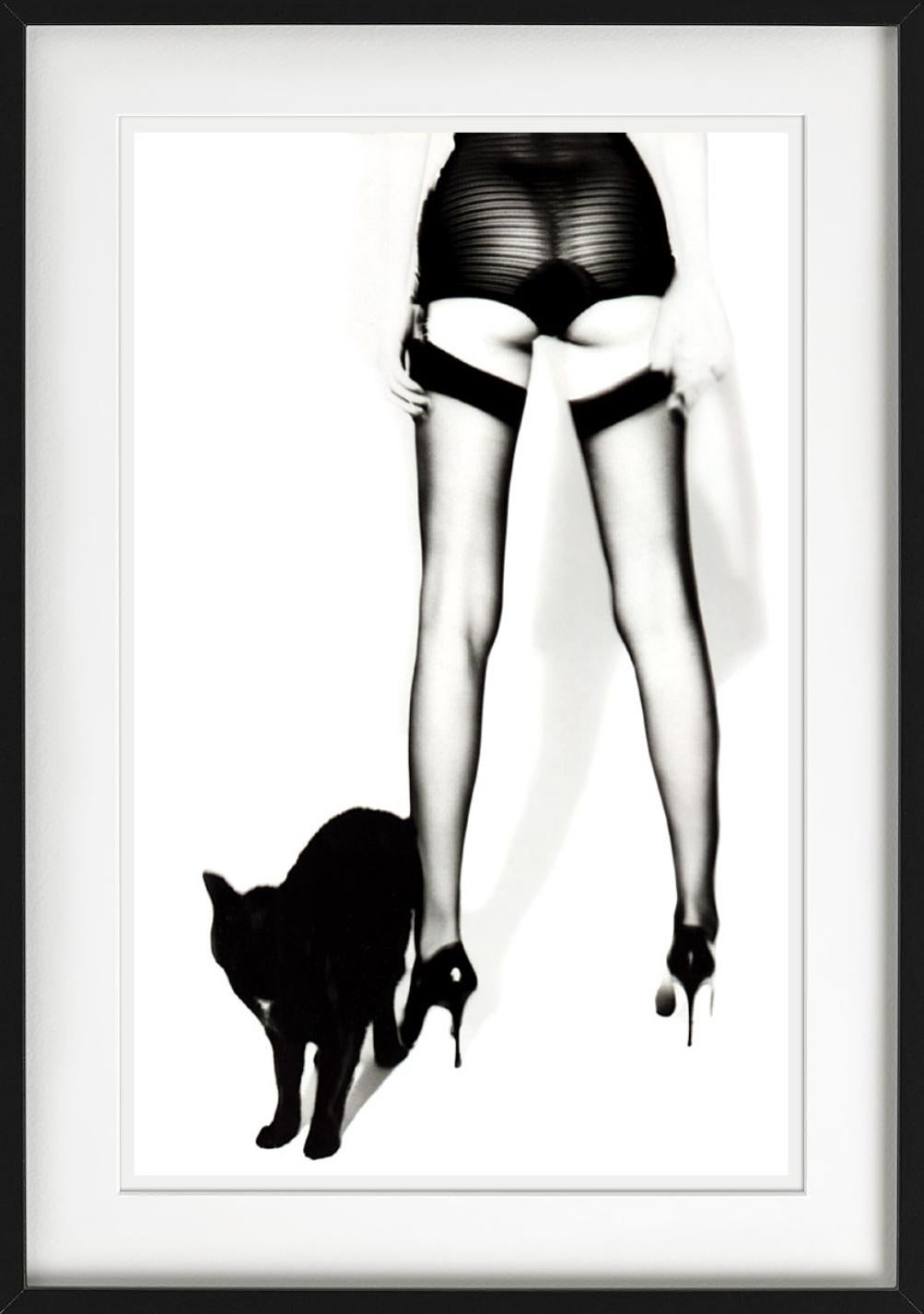 Adriana Lima Wicked IV - en collants avec un chat noir, photographie d'art. 1999 - Gris Black and White Photograph par Ellen von Unwerth