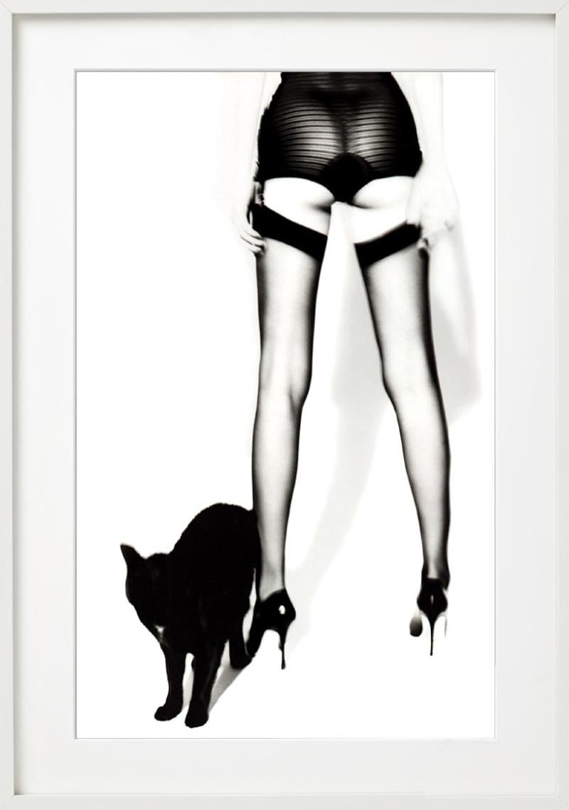 Adriana Lima Wicked IV - en collants avec un chat noir, photographie d'art. 1999 en vente 4