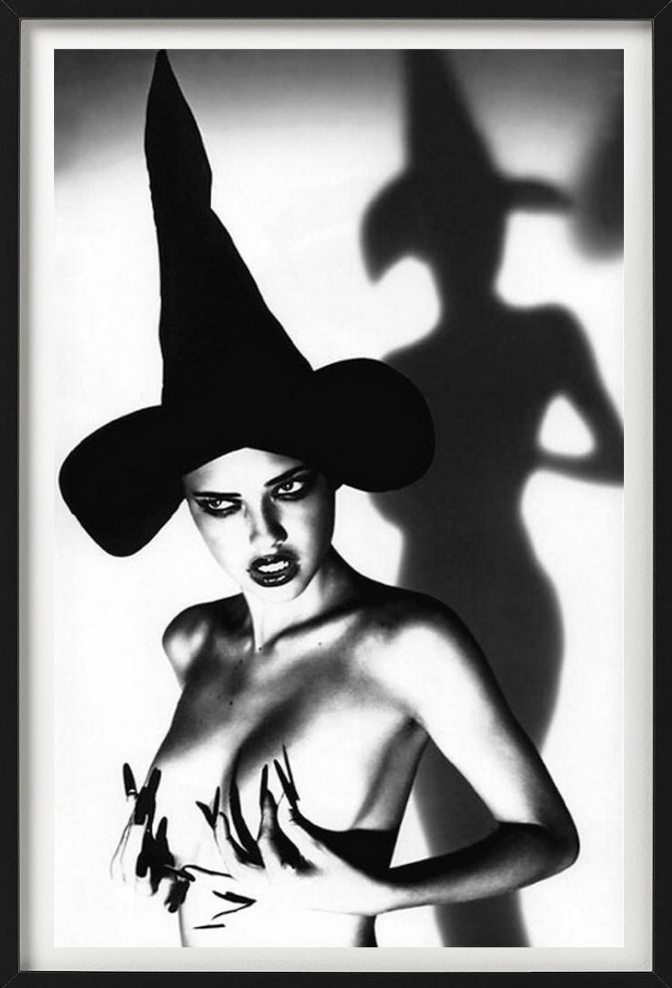 Adriana Lima - Portrait nu avec un chapeau de fougère, photographie d'art, 1999 en vente 5