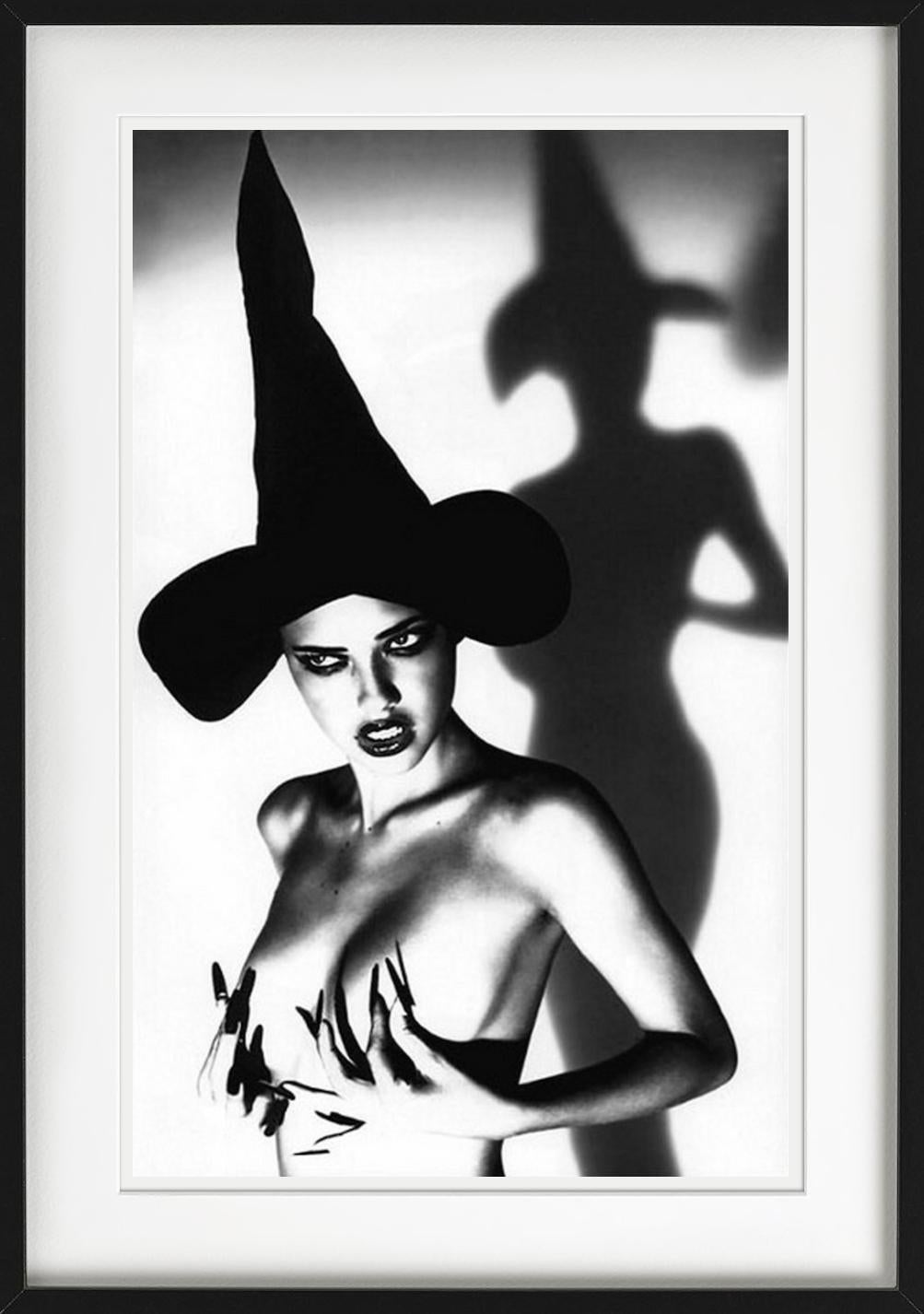 Adriana Lima - Portrait nu avec un chapeau de fougère, photographie d'art, 1999 - Photograph de Ellen von Unwerth