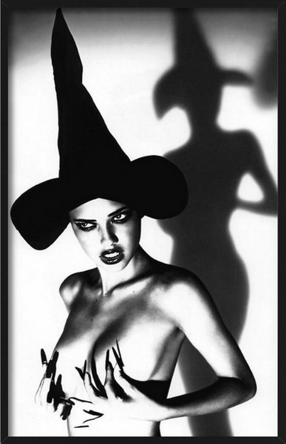 Adriana Lima - Portrait nu avec un chapeau de fougère, photographie d'art, 1999 - Contemporain Photograph par Ellen von Unwerth