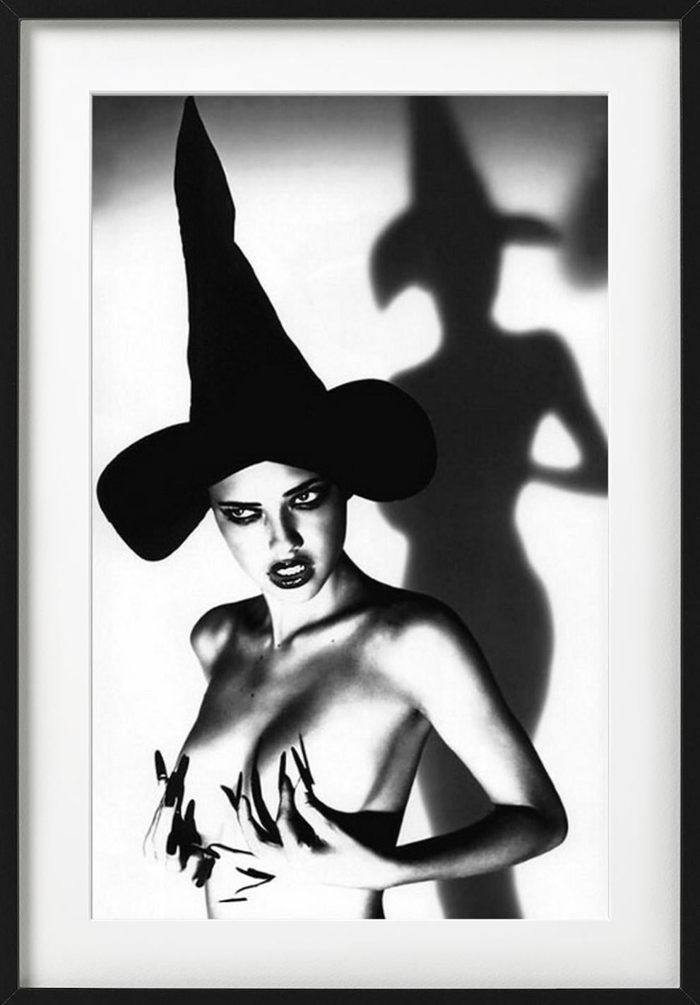 Adriana Lima - Portrait nu avec un chapeau de fougère, photographie d'art, 1999 - Gris Nude Photograph par Ellen von Unwerth