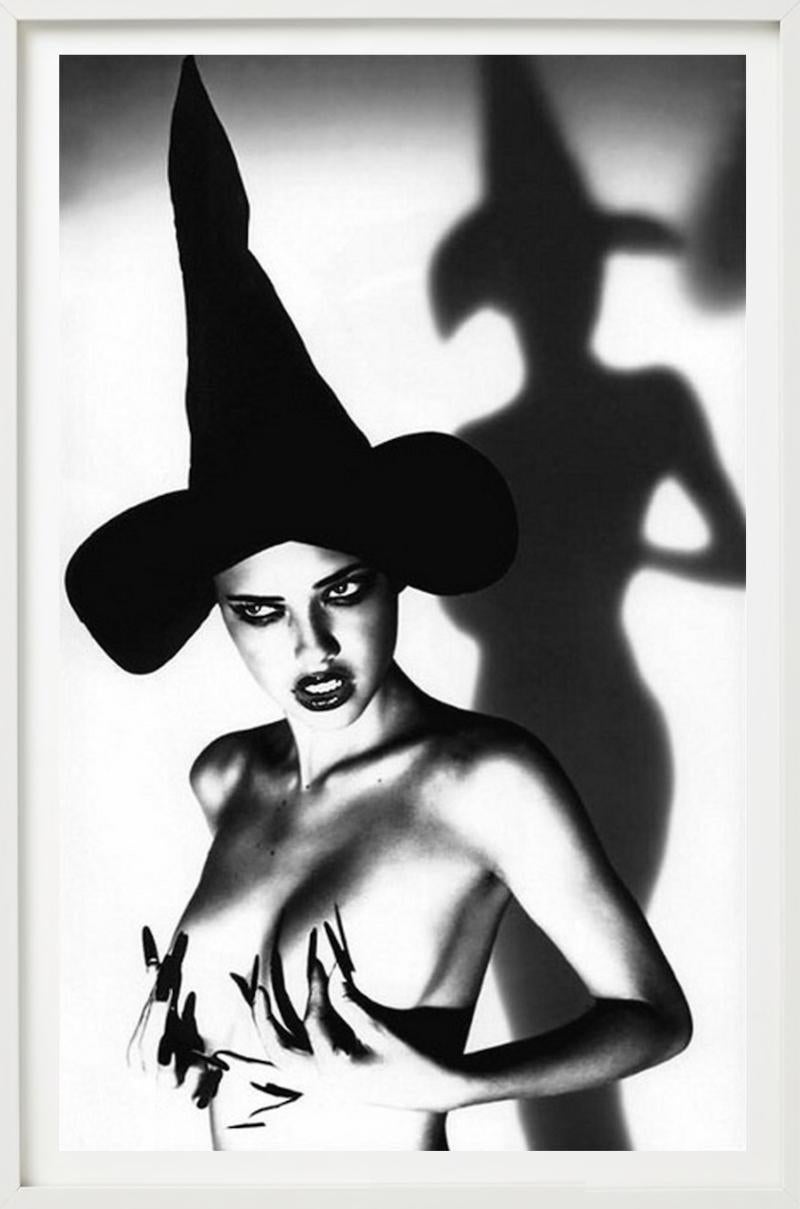 Portrait nu d'une jeune Adriana Lima maquillée et coiffée d'un chapeau de sorcière, photographiée par Ellen von Unwerth.

Tous les tirages sont en édition limitée. Disponible en plusieurs tailles. Encadrement haut de gamme sur demande.

Toutes les