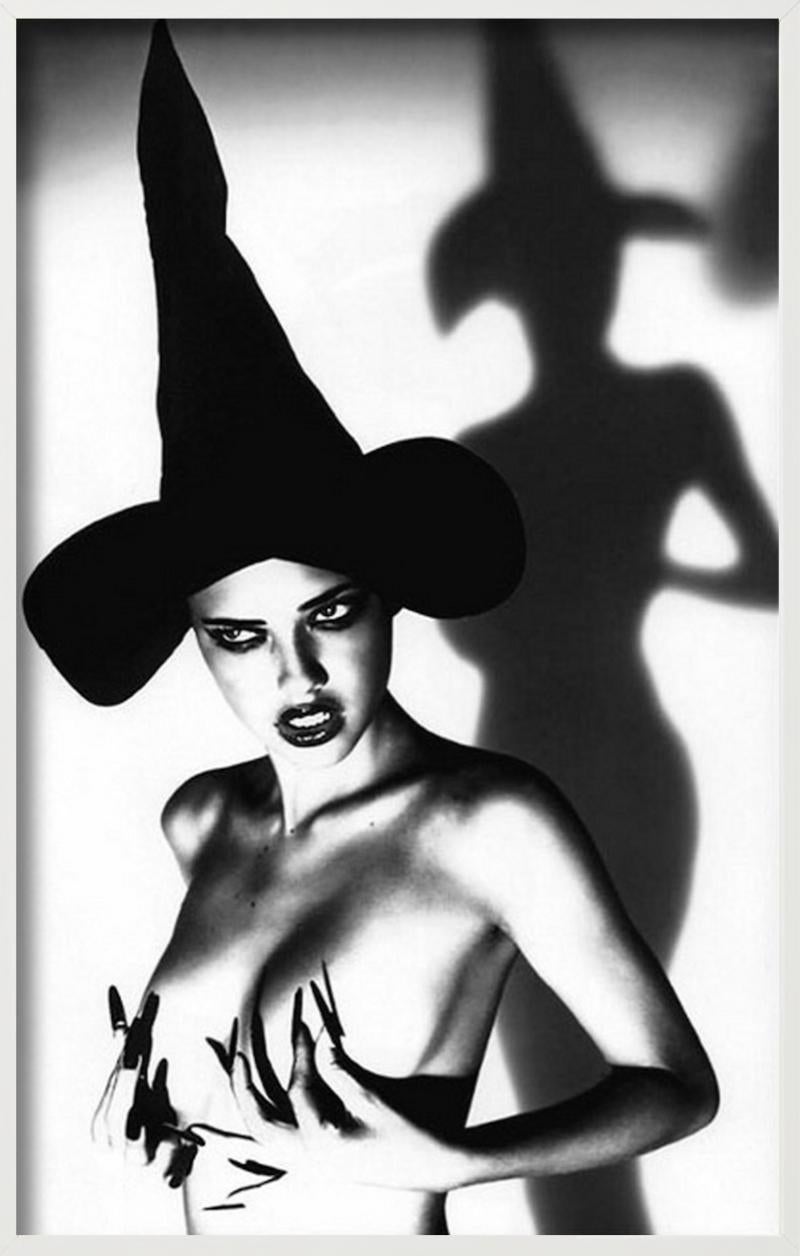Adriana Lima - Portrait nu avec un chapeau de fougère, photographie d'art, 1999 en vente 1