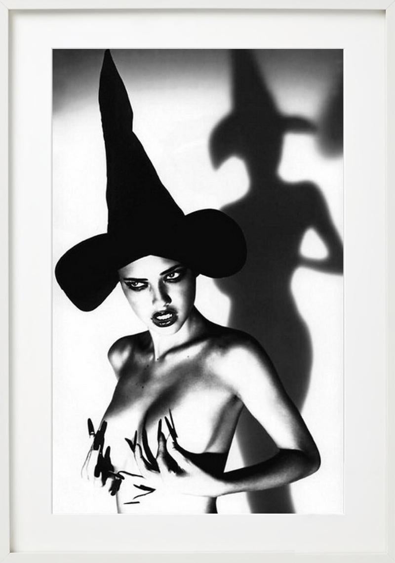Adriana Lima - Portrait nu avec un chapeau de fougère, photographie d'art, 1999 en vente 2
