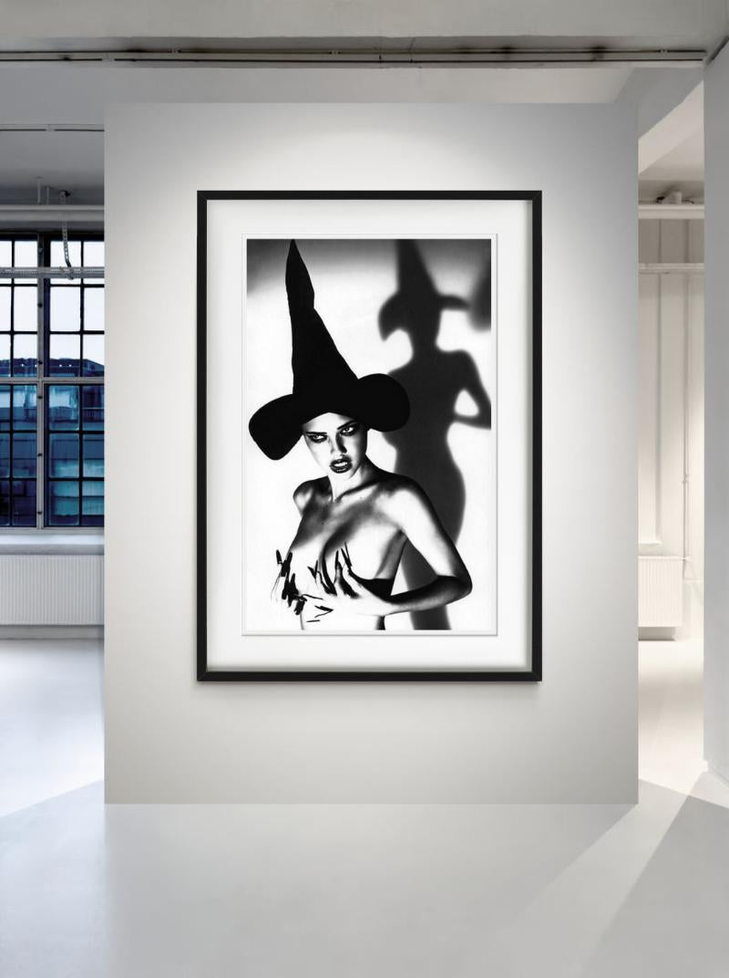 Adriana Lima - Portrait nu avec un chapeau de fougère, photographie d'art, 1999 en vente 4