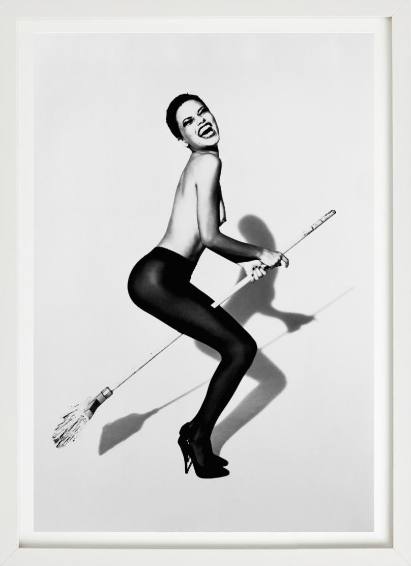 Adriana Lima Wicked  - le mannequin nu sur un balai avec tights en vente 2