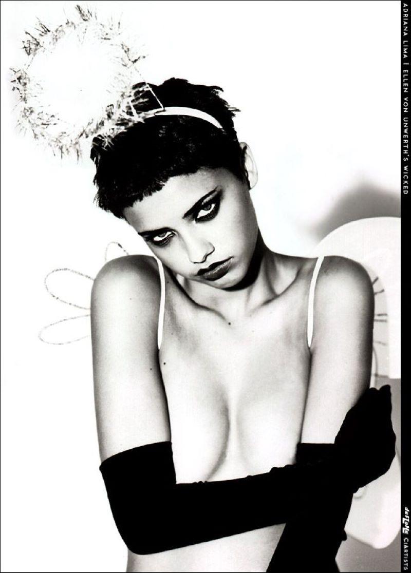 Nude Photograph de Ellen von Unwerth - Adriana Lima Wicked  - la supermodelo desnuda con halo y guantes de seda