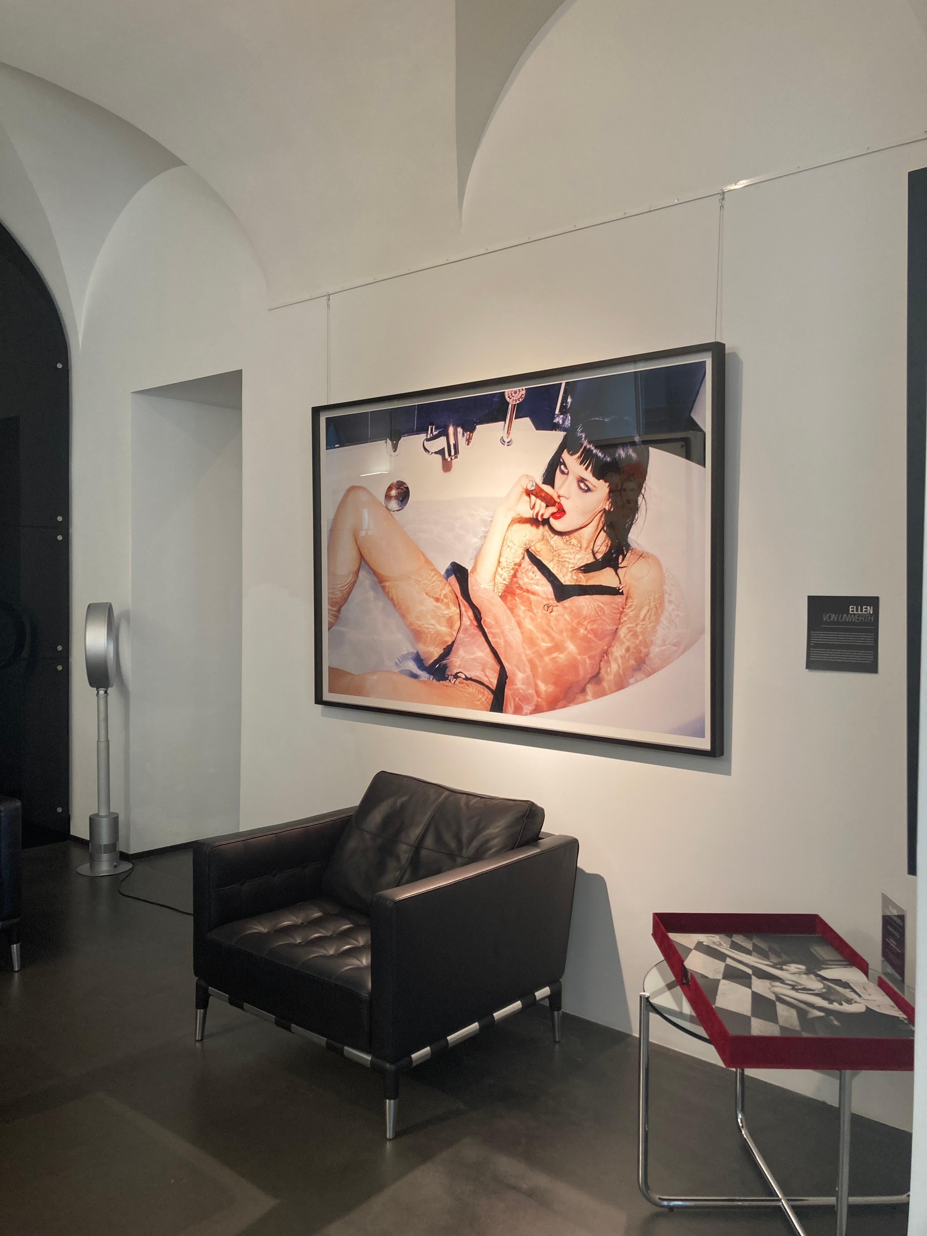 Anna Nass – Modell in der Dessous, das in der Badewanne rauchend, Kunstfotografie, 1995 im Angebot 7