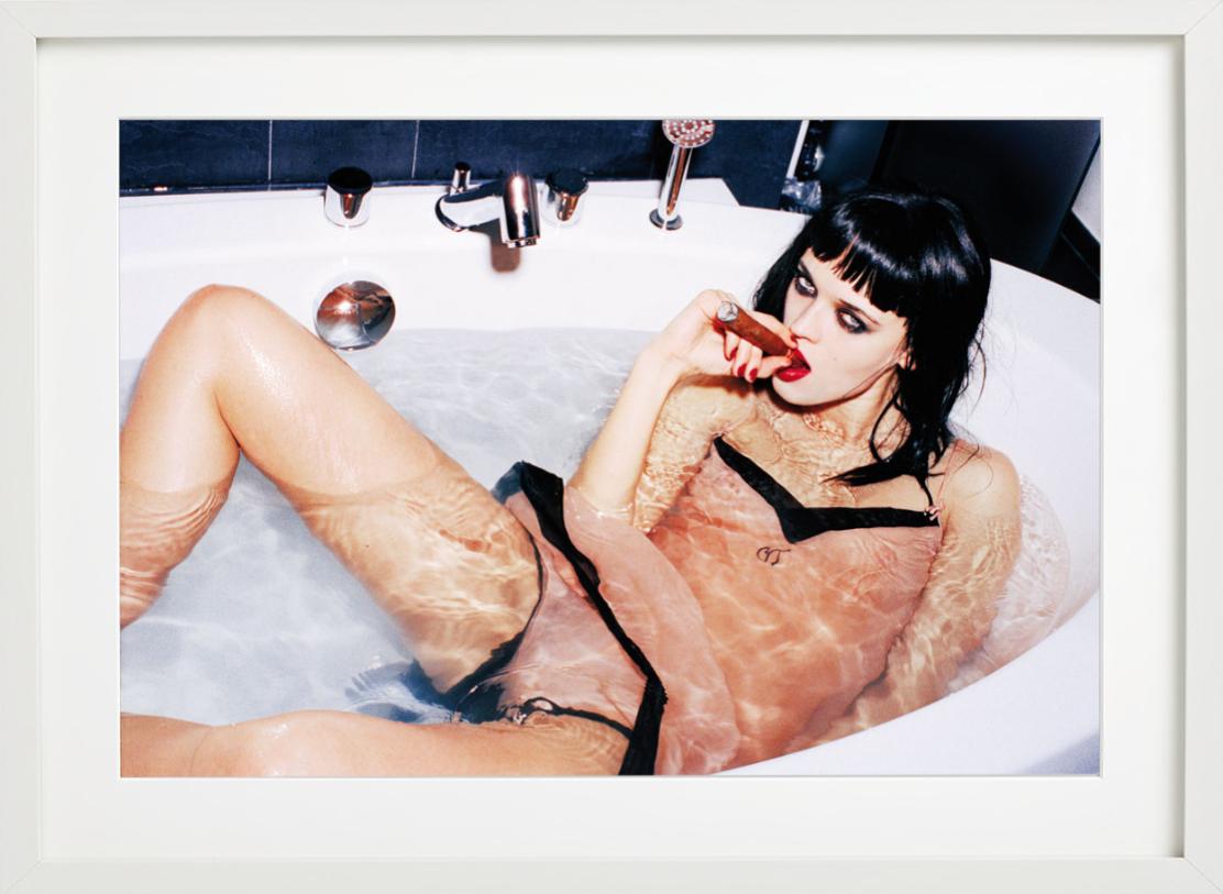 Anna Nass – Modell in der Dessous, das in der Badewanne rauchend, Kunstfotografie, 1995 – Photograph von Ellen von Unwerth