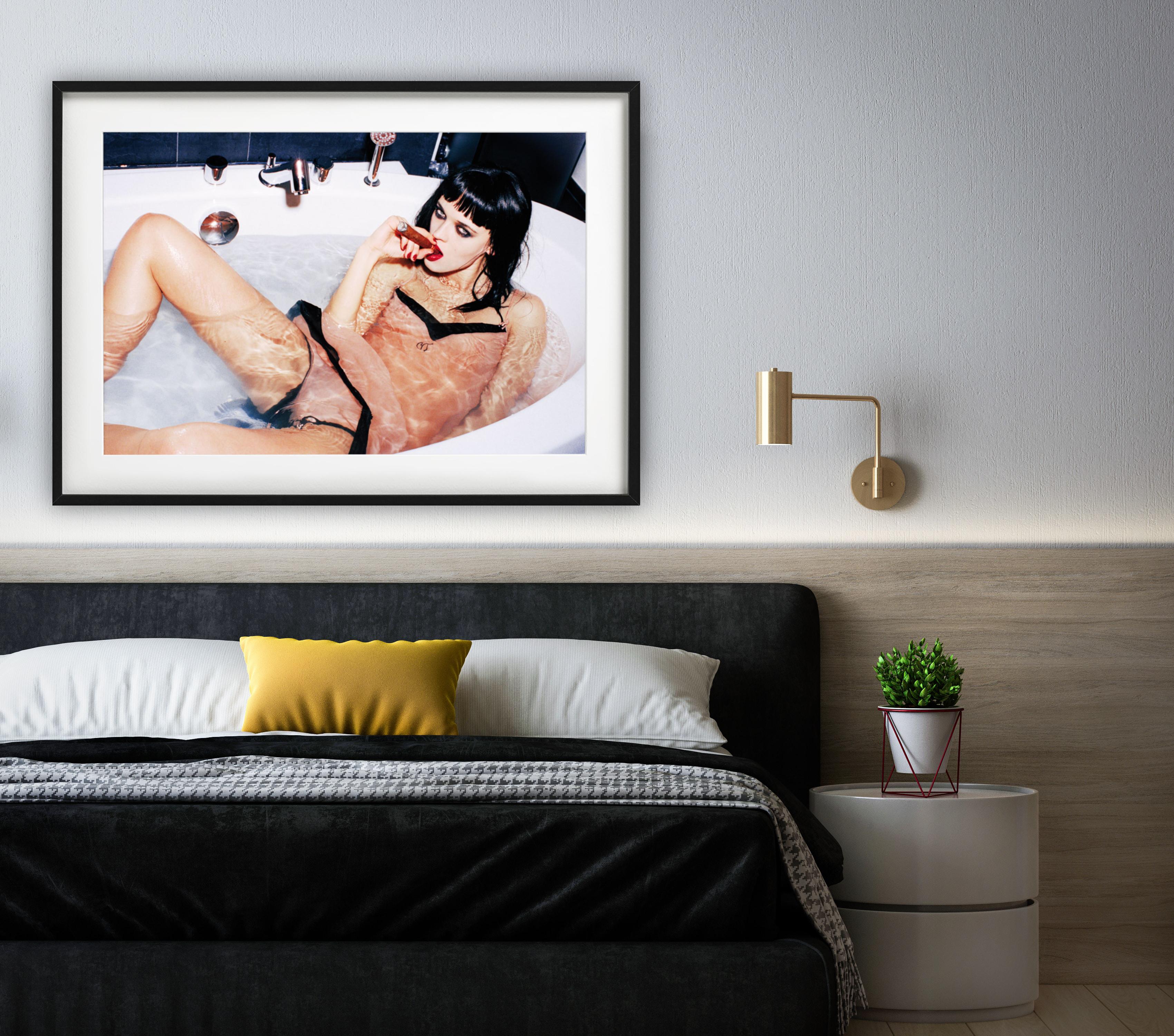 Model in Dessous, in einer Badewanne sitzend und Zigarre rauchend, fotografiert von Ellen von Unwerth im Jahr 1995.

Alle Drucke sind in limitierter Auflage erhältlich. Erhältlich in mehreren Größen. Hochwertige Einrahmung auf Anfrage.

Alle Drucke