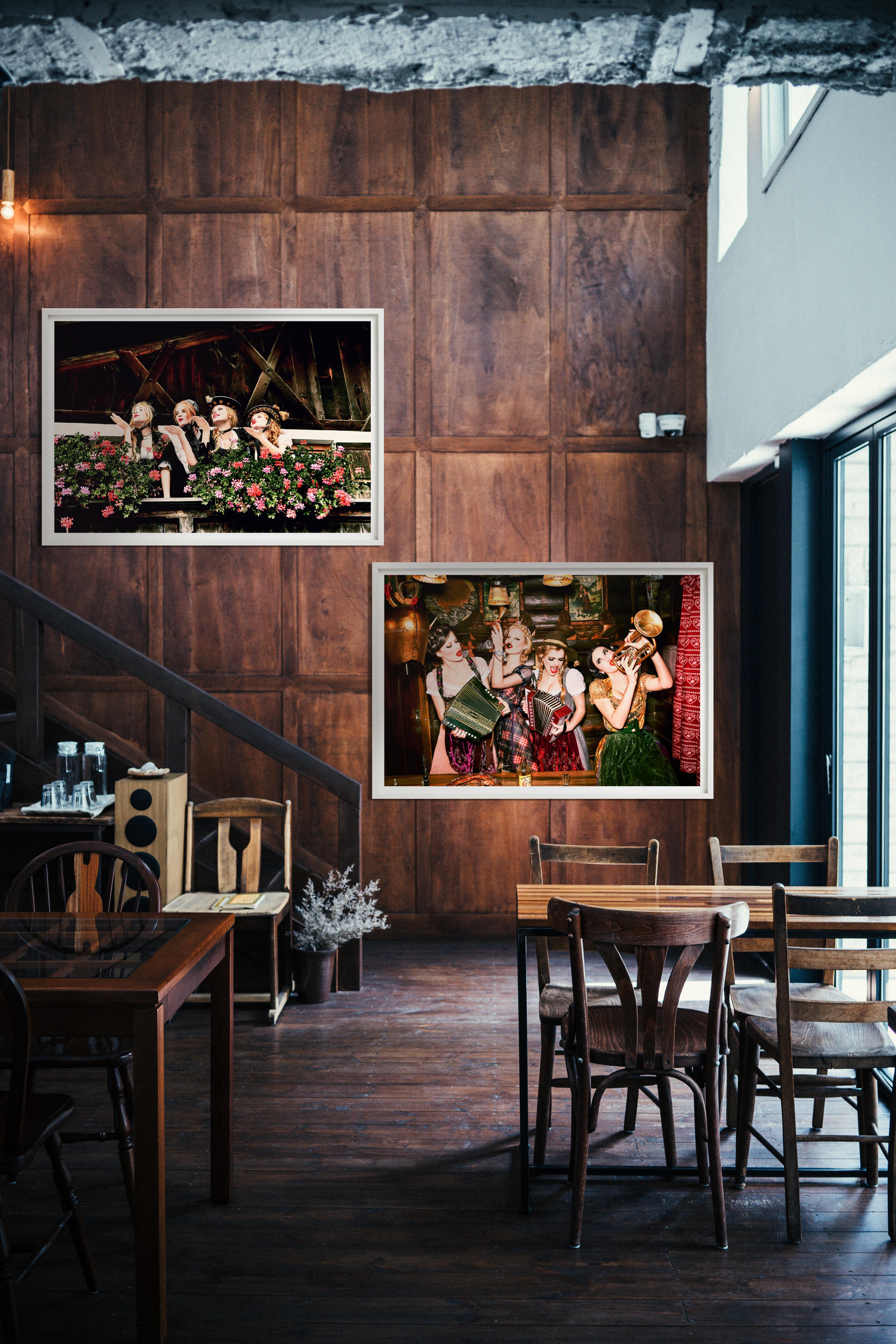 Balkony - Quattro modelle in Dirndl che soffiano baci, Fotografia Fine Art 2015 - Photograph di Ellen von Unwerth