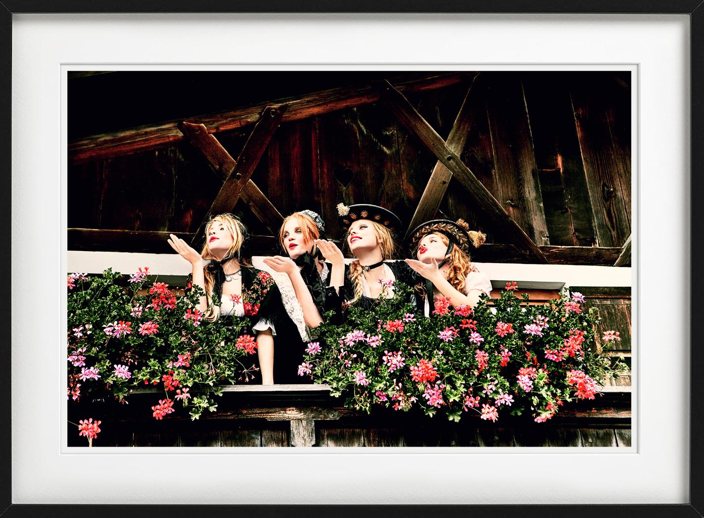 Balkony - Quattro modelle in Dirndl che soffiano baci, Fotografia Fine Art 2015 - Photograph Contemporaneo di Ellen von Unwerth