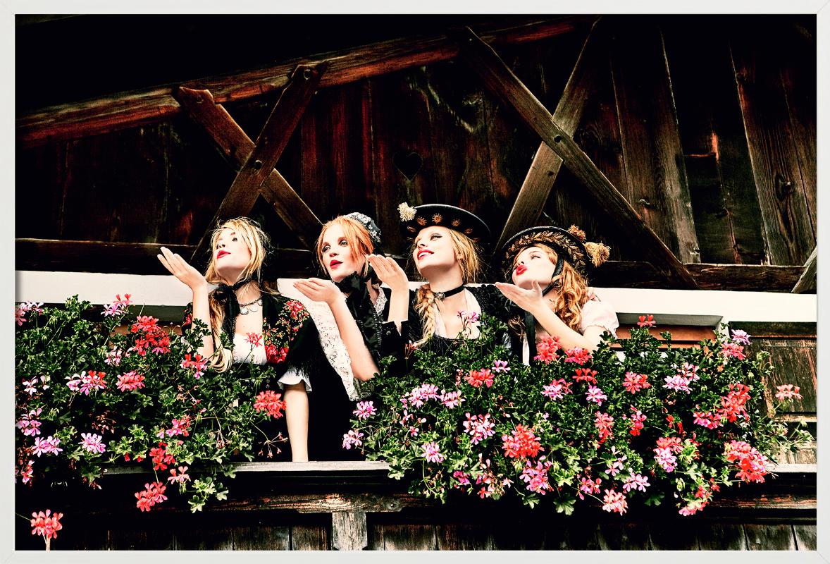 Balkony - Quattro modelle in Dirndl che soffiano baci, Fotografia Fine Art 2015 - Figurative Photograph Nero di Ellen von Unwerth